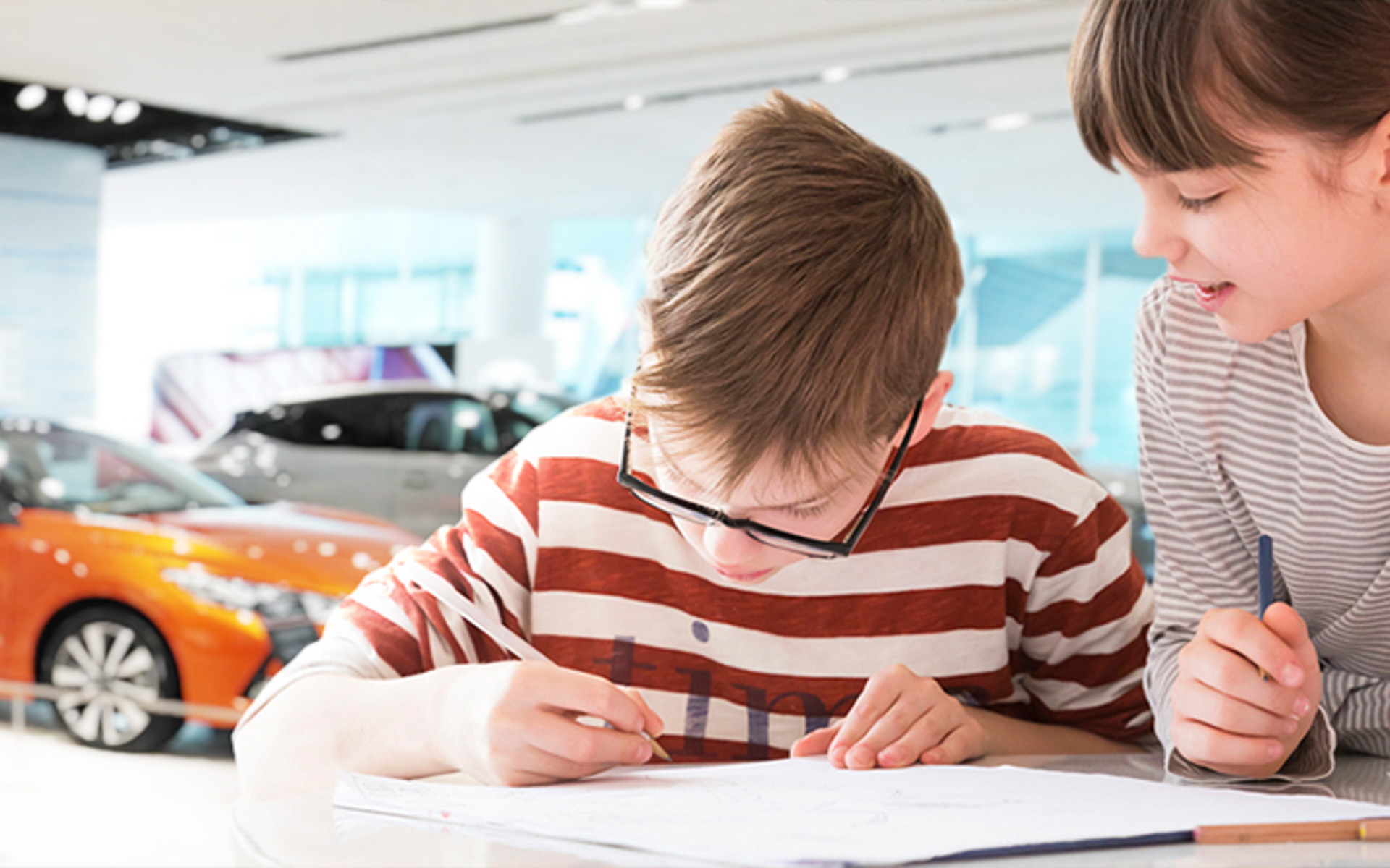 クイズに答えながら最新のクルマについて学べる