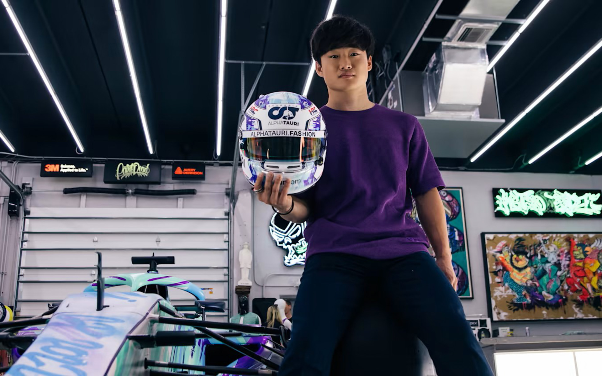 角田裕毅のヘルメットをデザイン！© Scuderia AlphaTauri / Red Bull Content Pool