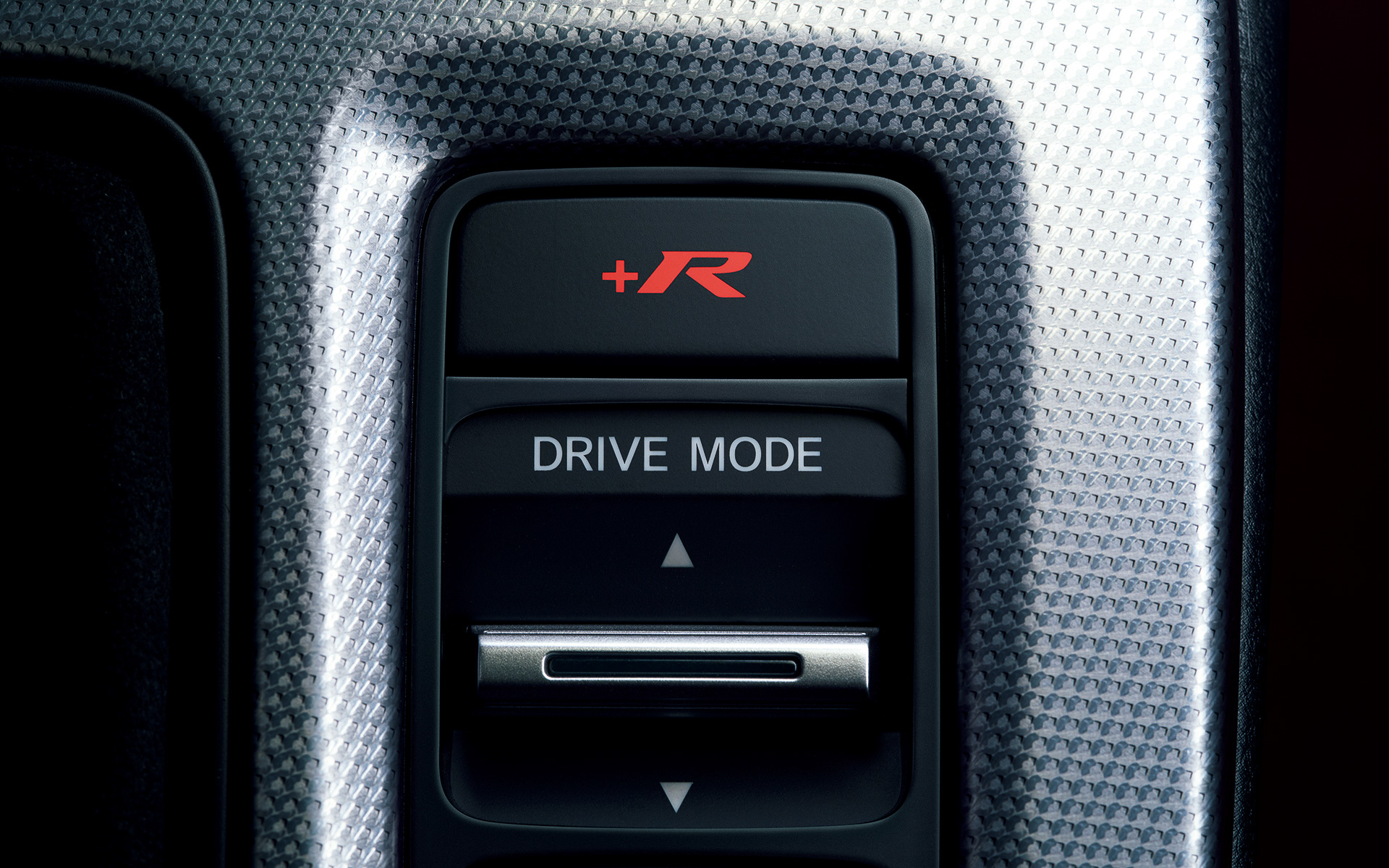 インテリアでは気持ちがたかぶるような赤いシートとフロアカーペットなどを採用