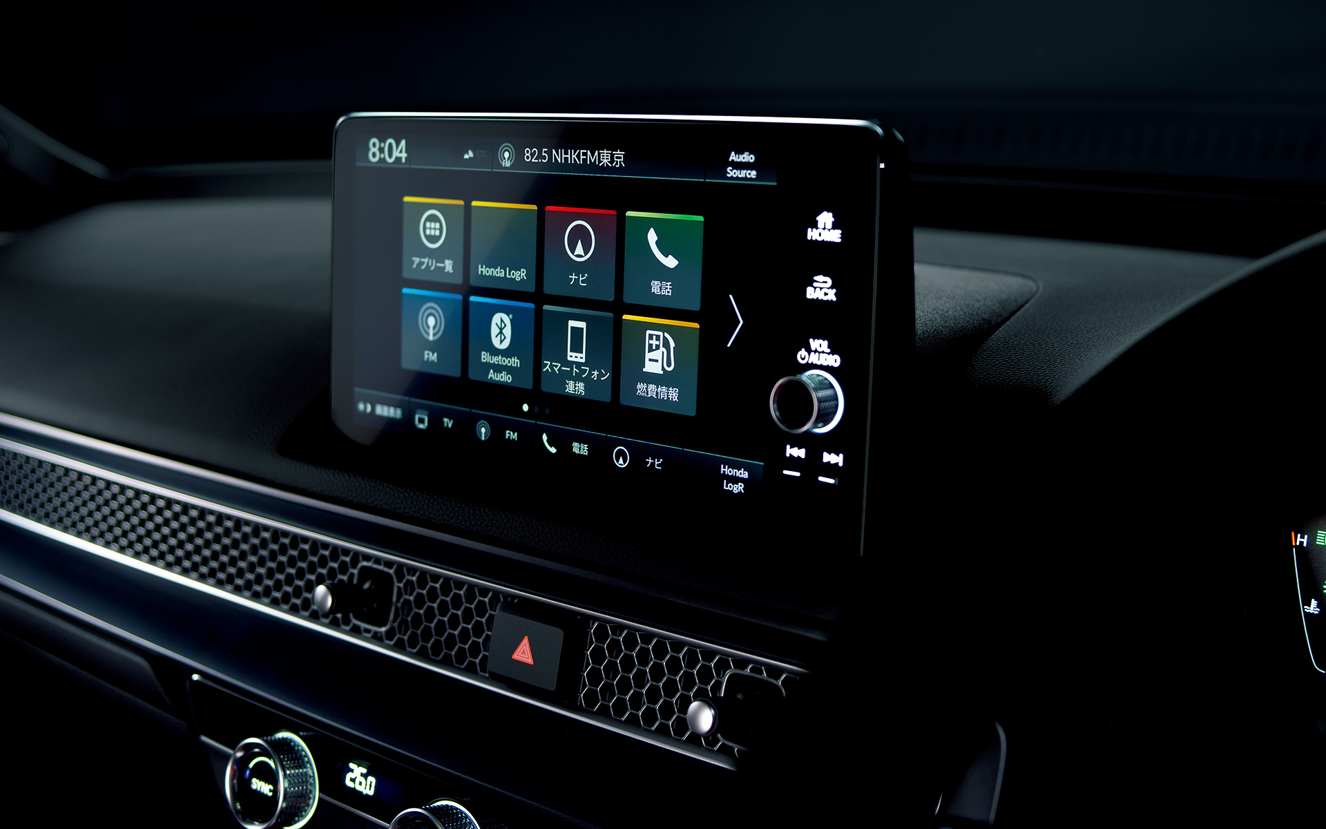 インテリアでは気持ちがたかぶるような赤いシートとフロアカーペットなどを採用