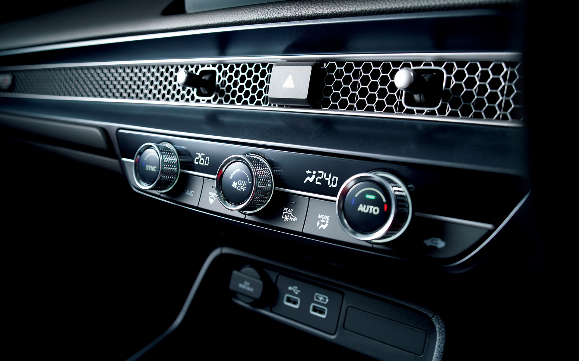 インテリアでは気持ちがたかぶるような赤いシートとフロアカーペットなどを採用