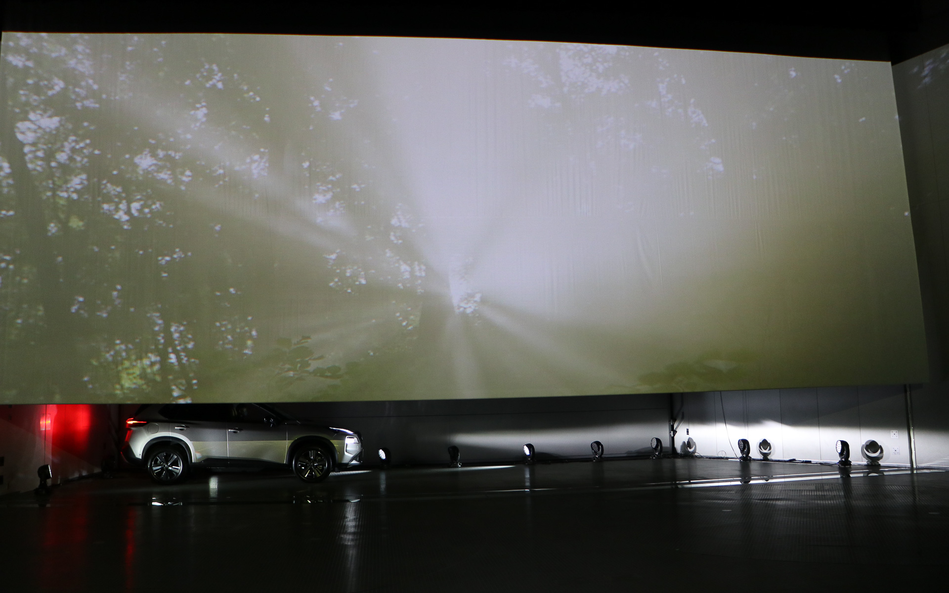 新型エクストレイルのアンベール登場シーン