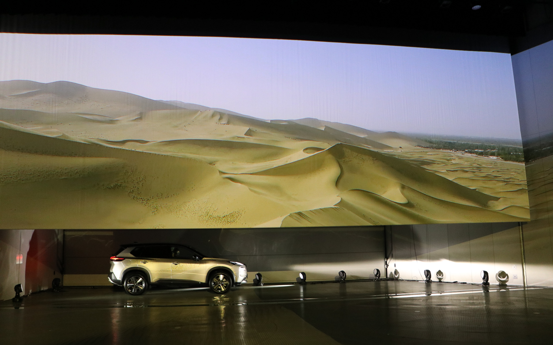 新型エクストレイルのアンベール登場シーン