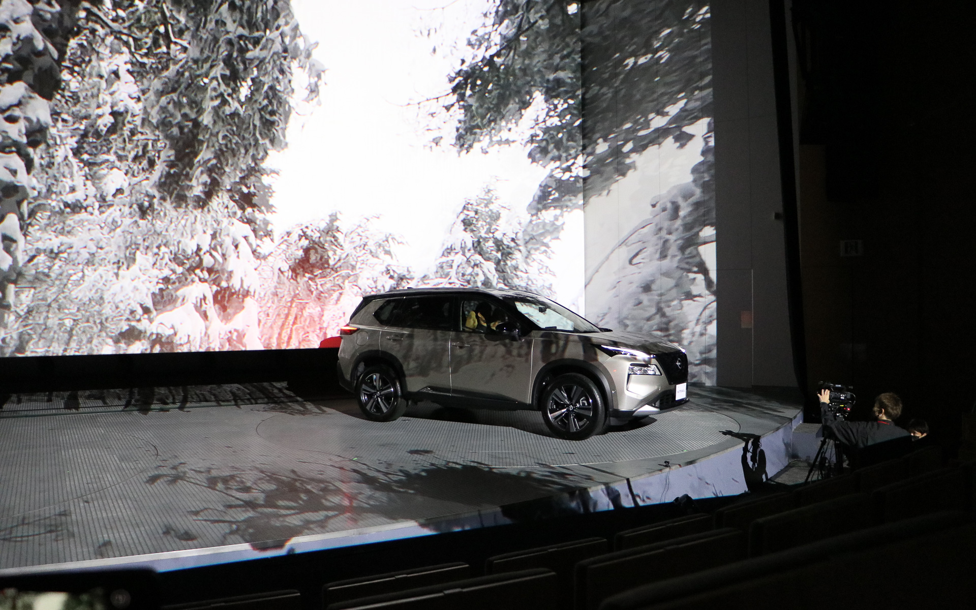 新型エクストレイルのアンベール登場シーン