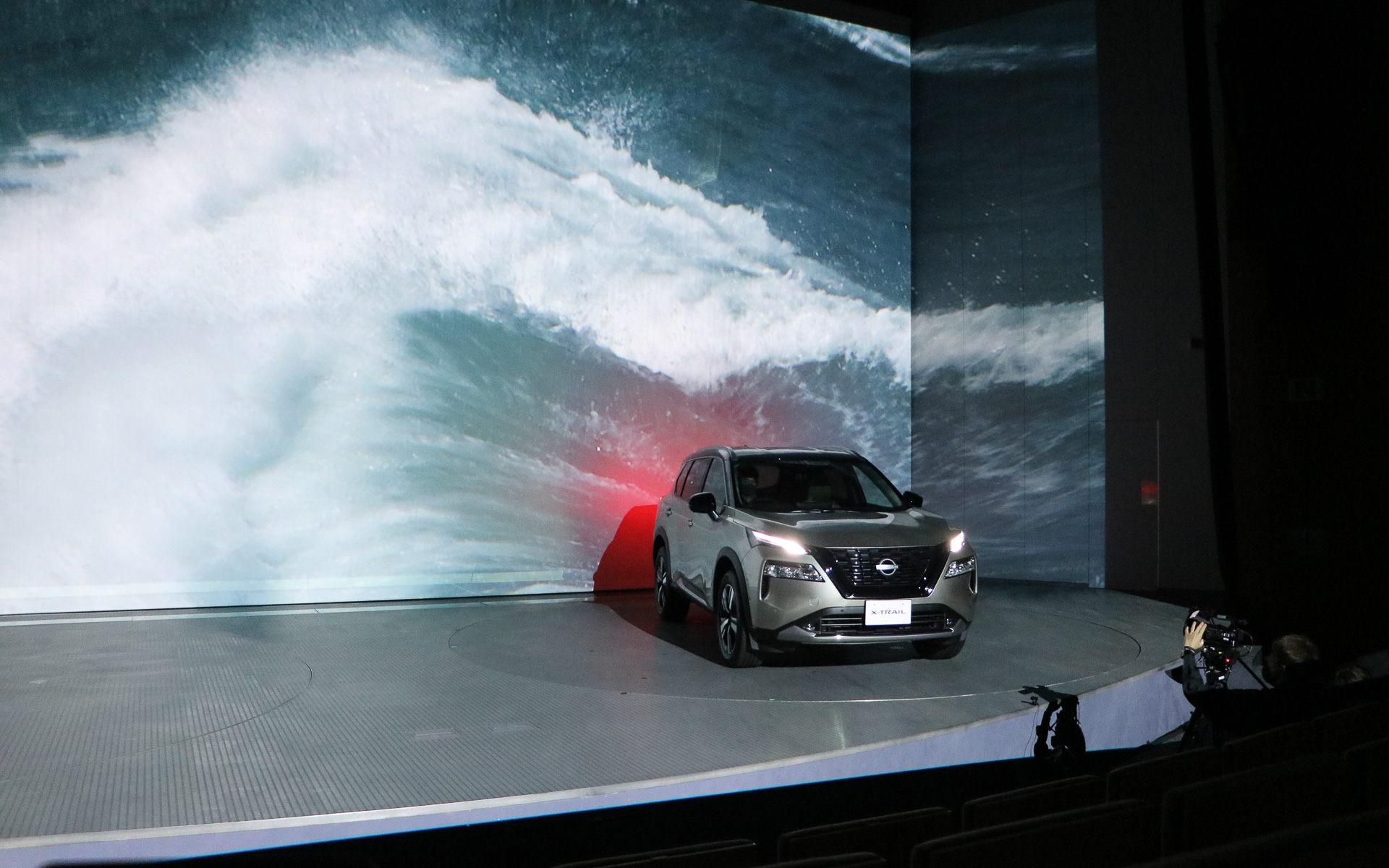 新型エクストレイルのアンベール登場シーン