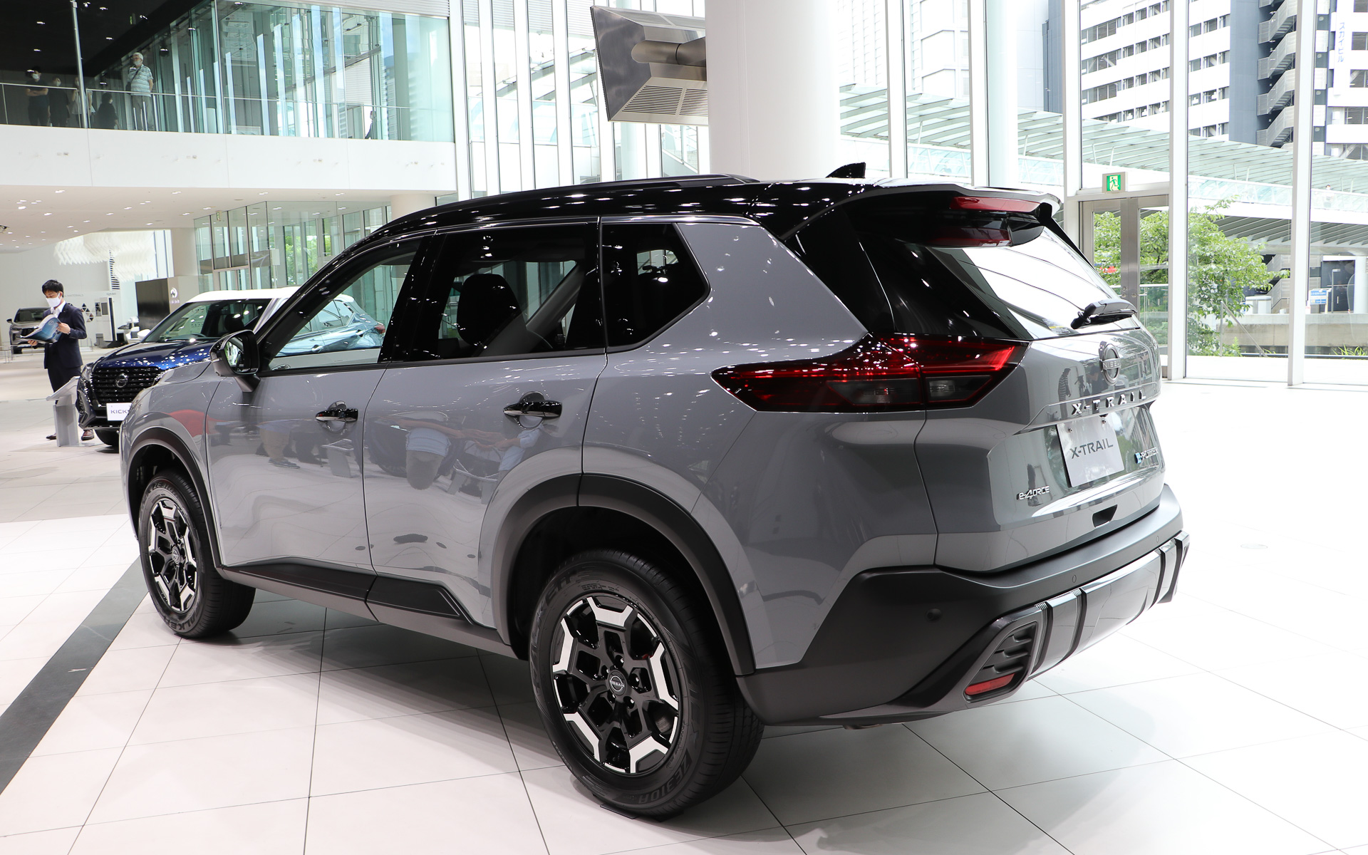 ステルスグレー/スーパーブラック2トーンの新型エクストレイル「X e-4ORCE エクストリーマーX」