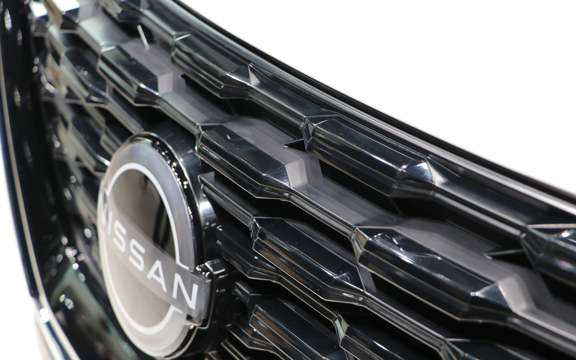 日本の伝統工芸「組木」からインスパイアされたフロントグリルのデザイン。2色に塗り分けられているのは、御影石のように異なる表情を演出したもの