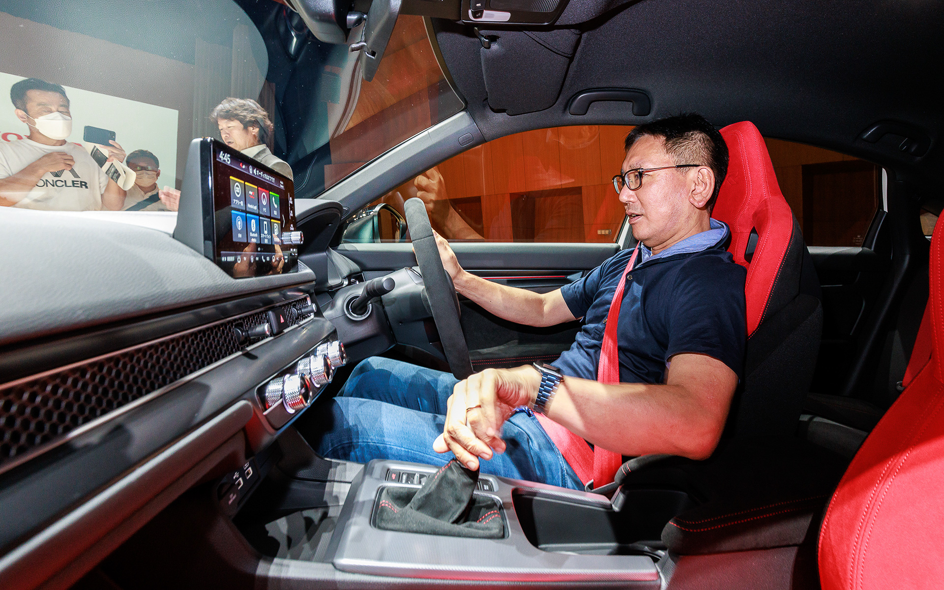 赤と黒のコントラストで気持ちを高揚させてくれるインテリア。どのような走りを見せてくれるのか、試乗が楽しみ！