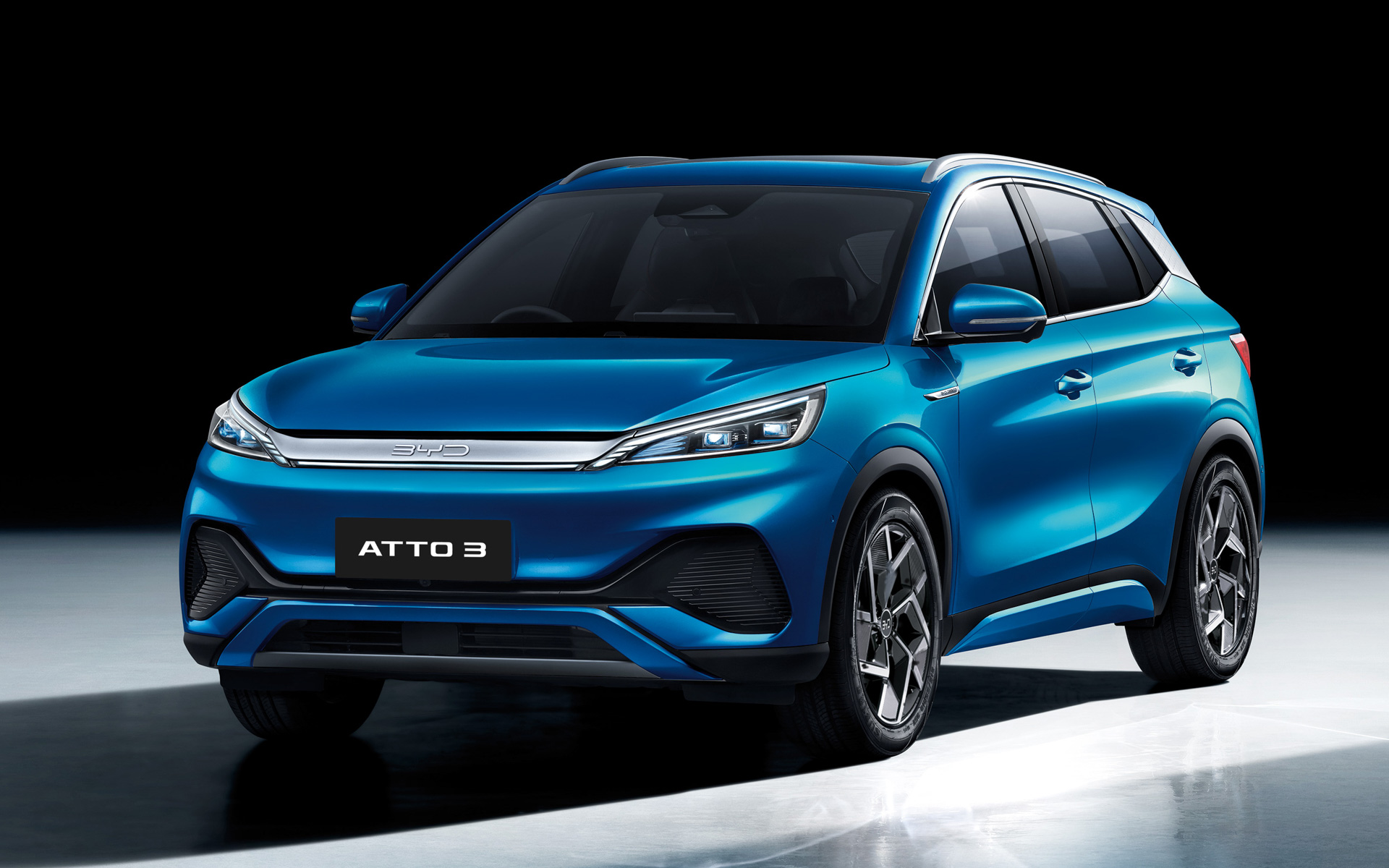 ミドルサイズSUV「ATTO 3」。ATTO 3は、2022年2月に中国で販売を開始して以降、シンガポールやオーストラリアなど中国国外でも好評というモデル。BYDが独自開発した「ブレードバッテリー」を搭載したEV専用のプラットフォーム「e-Platform 3.0」を採用し、485kmの航続距離（WLTC値）と高い安全性、フラットな床面によって広い車内空間と440Lの荷室容量を実現した