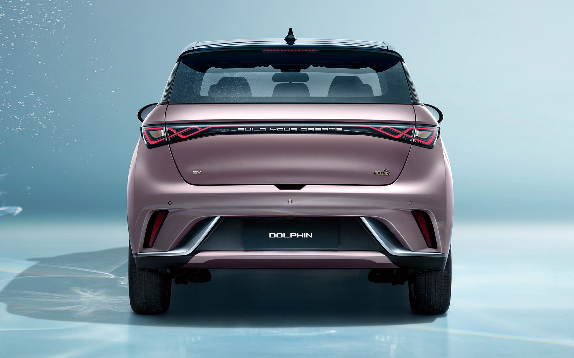 コンパクトカー「DOLPHIN」。2021年8月に中国で販売開始したDOLPHINは、海からのインスピレーションを得て、エクステリアとインテリアの随所にイルカをイメージしたデザインが施された。「e-Platform 3.0」を採用して、471km（WLTC値）の航続距離を可能にしている