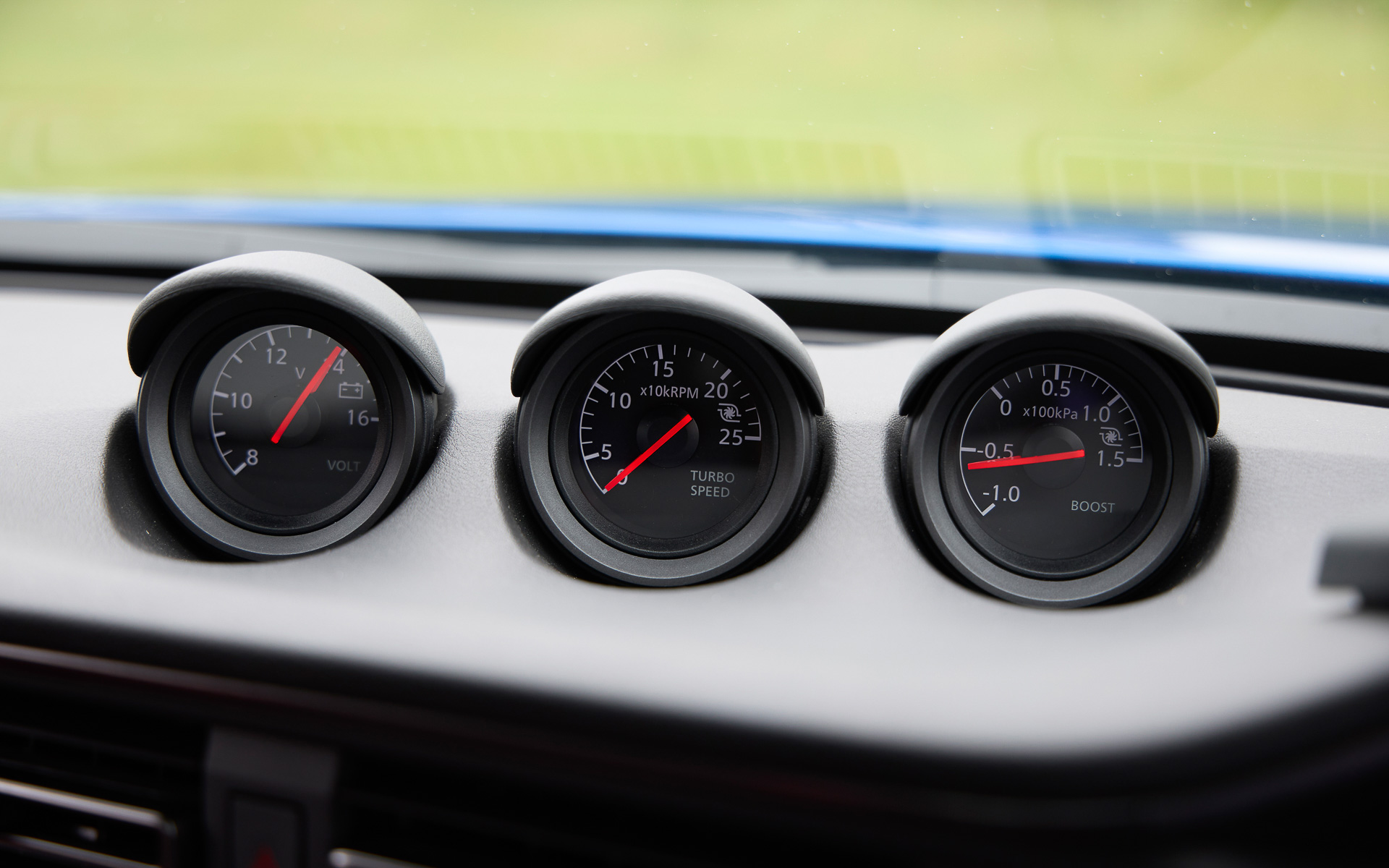 インテリアではセンタークラスターにS30型の3連サブメーターとエアコン吹き出し口、コントロールスイッチ類を積み上げた操作性に優れたデザインを現代的な技法で再構築。インストルメントパネル上の3連サブメーター（ブースト計、ターボ回転計、電圧計）は、歴代フェアレディZ同様の電圧計と走行中ターボの状態を把握できる2つのメーターを配置した。また、アドバンスドドライブアシストディスプレイ（12.3インチカラーディスプレイ）ではドライバーの好みに合わせて変更できる3つの表示モードを用意する