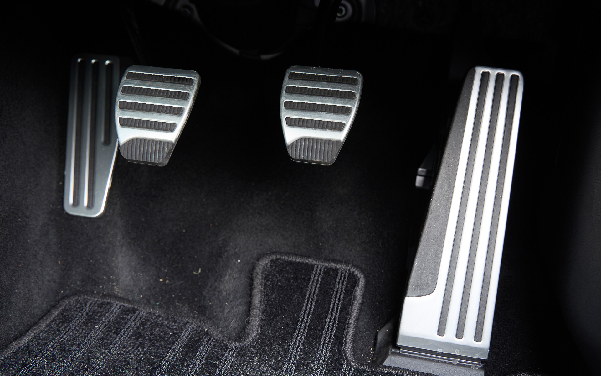 6速MT仕様のシフトとペダルまわり。6速MT仕様のVersion SおよびVersion STはレイズ製19インチ鍛造アルミホイール（タイヤサイズはフロントが255/40R19、リアが275/35R19）を標準装備するとともに、4輪アルミキャリパー対向ピストンブレーキ（フロント4ピストン、リア2ピストン）、機械式LSDも与えられる