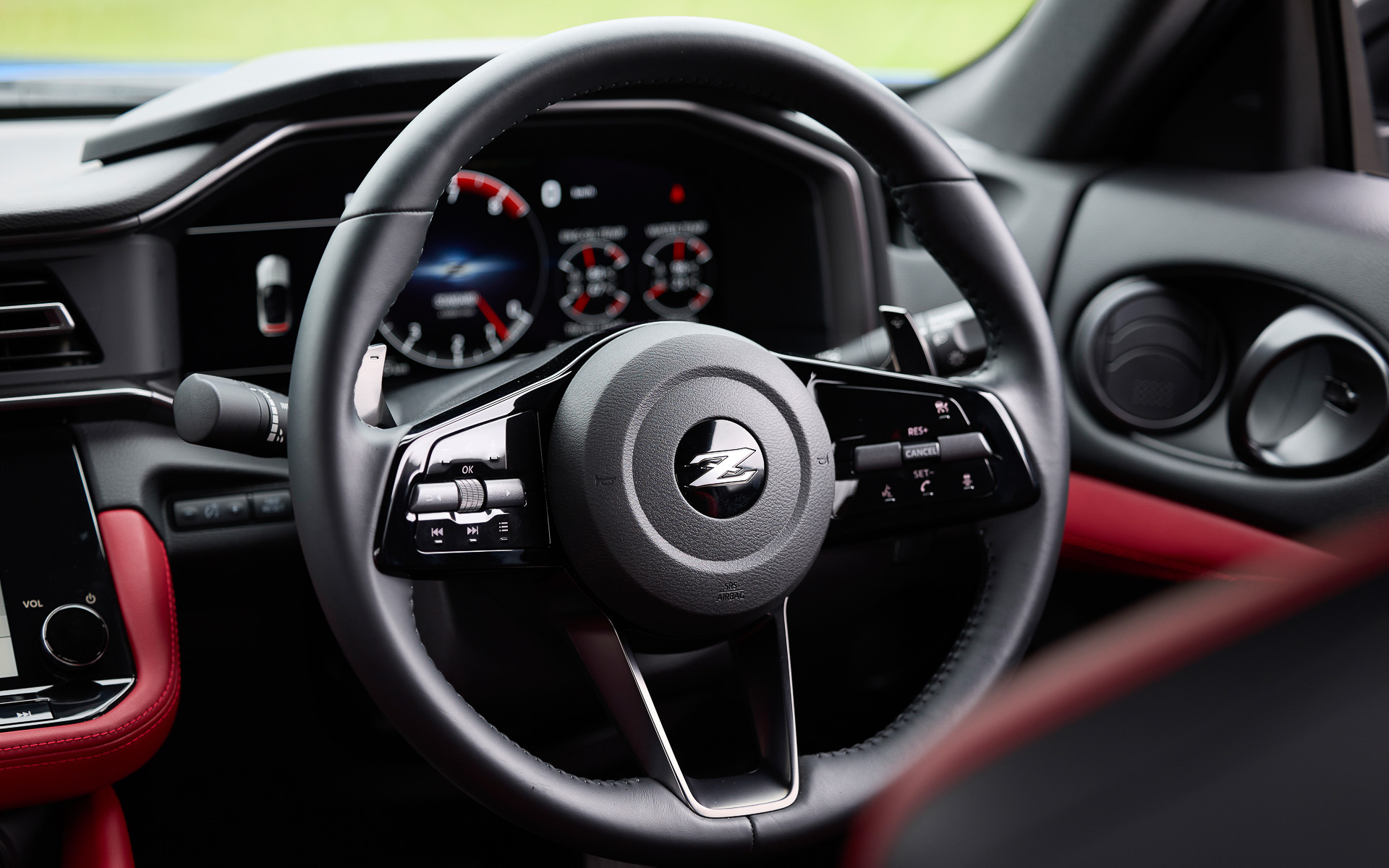 インテリアではセンタークラスターにS30型の3連サブメーターとエアコン吹き出し口、コントロールスイッチ類を積み上げた操作性に優れたデザインを現代的な技法で再構築。インストルメントパネル上の3連サブメーター（ブースト計、ターボ回転計、電圧計）は、歴代フェアレディZ同様の電圧計と走行中ターボの状態を把握できる2つのメーターを配置した。また、アドバンスドドライブアシストディスプレイ（12.3インチカラーディスプレイ）ではドライバーの好みに合わせて変更できる3つの表示モードを用意する