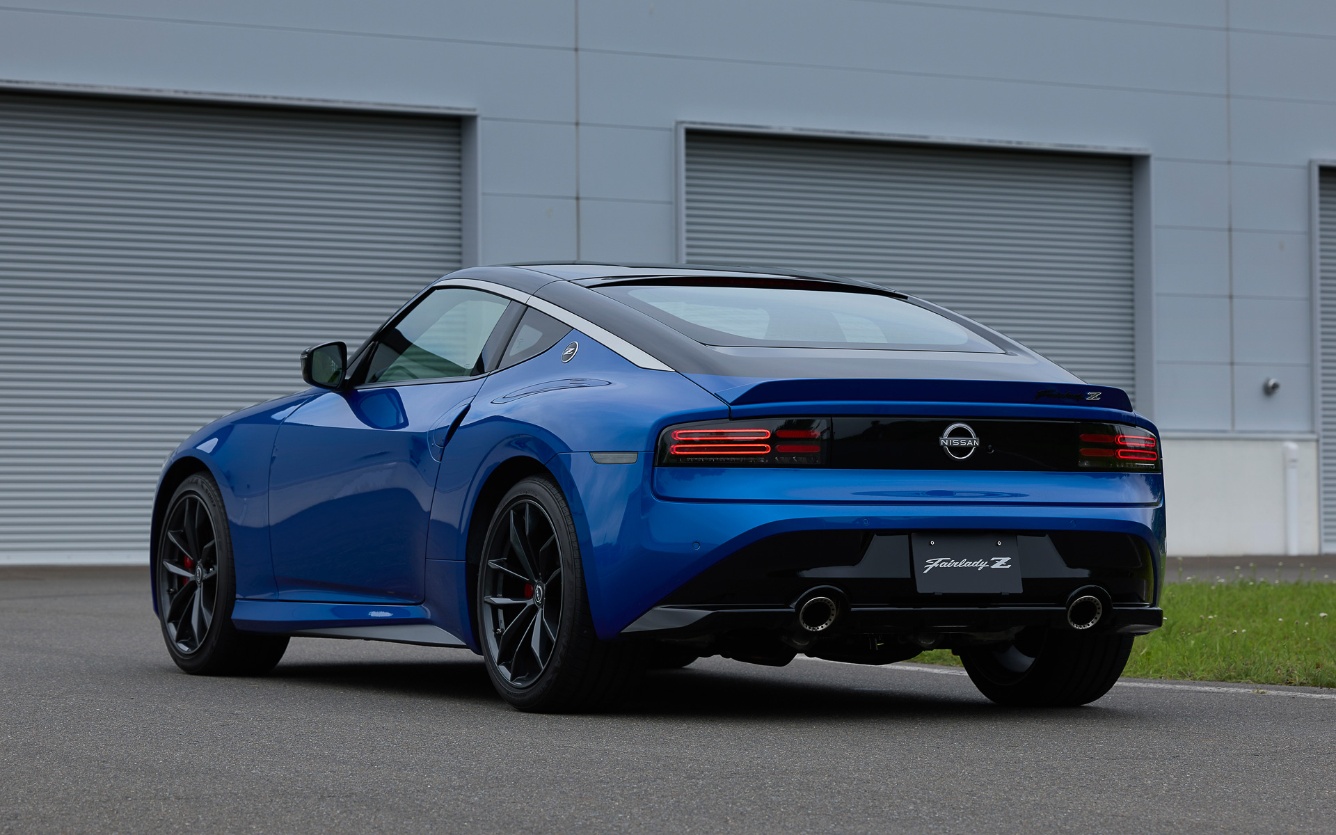 新型フェアレディZのボディサイズは4380×1845×1315mm（全長×全幅×全高）、ホイールベースは2550mm。エクステリアデザインはロングノーズ・ショートデッキというS30型をはじめとする歴代フェアレディZへのオマージュを込めたシルエットに仕上げ、LEDヘッドライトのデザインはS30型を彷彿とさせる2つの半円をイメージしたもの、リアコンビネーションランプはZ32型を連想させるデザインに最先端の技術を取り入れたものとなっている