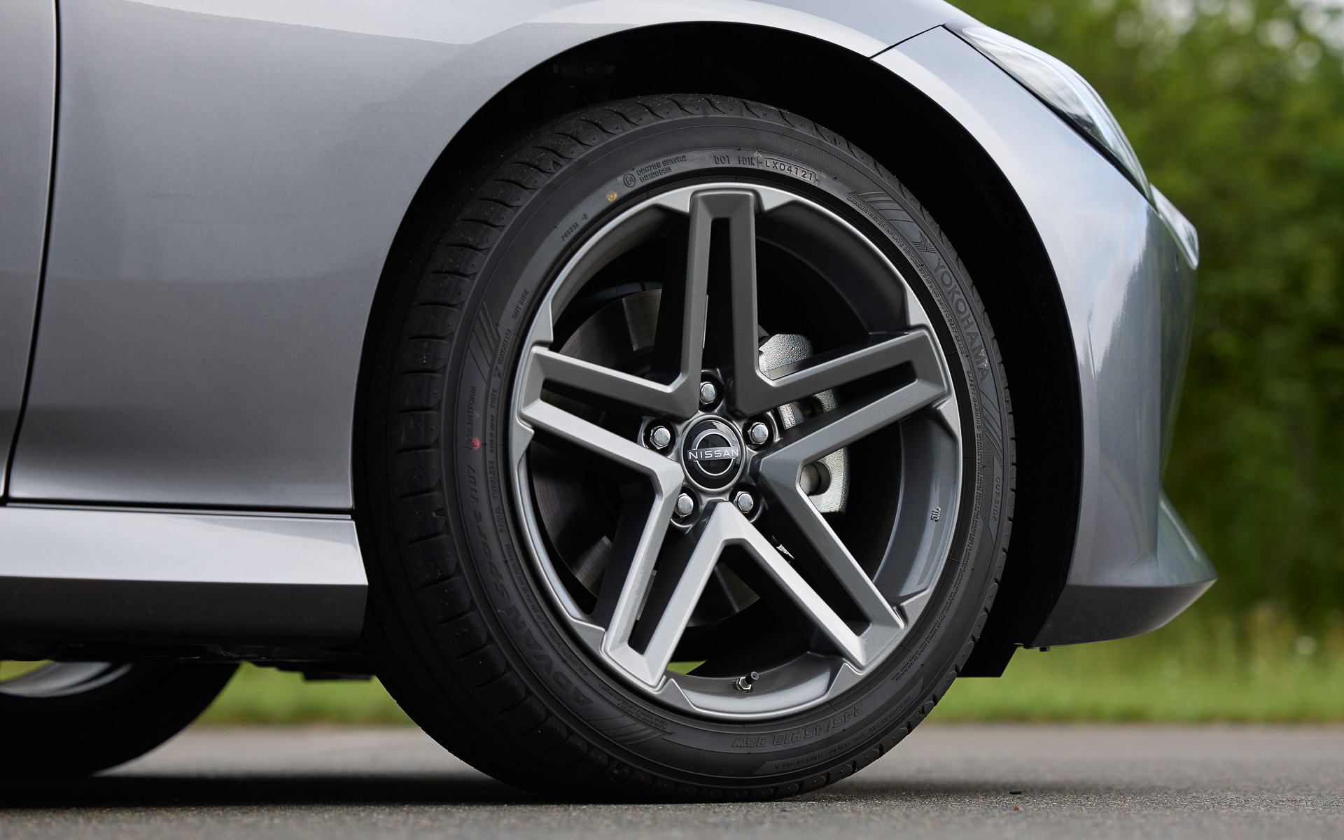 9速AT仕様のシフトとペダルまわり。ベーシックモデルおよび9速AT仕様のVersion Tは18インチホイール（タイヤサイズ：245/45R18）が標準