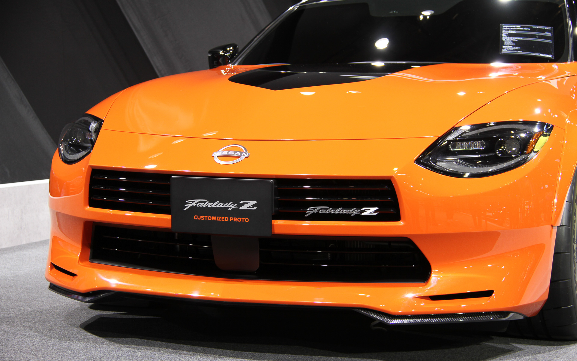 カスタムカーショー「東京オートサロン2022」で披露されたカスタマイズプロトモデルの「FAIRLADY Z CUSTOMIZED PROTO」。フェアレディZ432Rを彷彿とさせるオレンジのボディカラーを用いつつ、フロントまわりの意匠変更、オーバーフェンダー、大型リアスポイラー、デュアルエキゾーストマフラーといった装備が与えられた