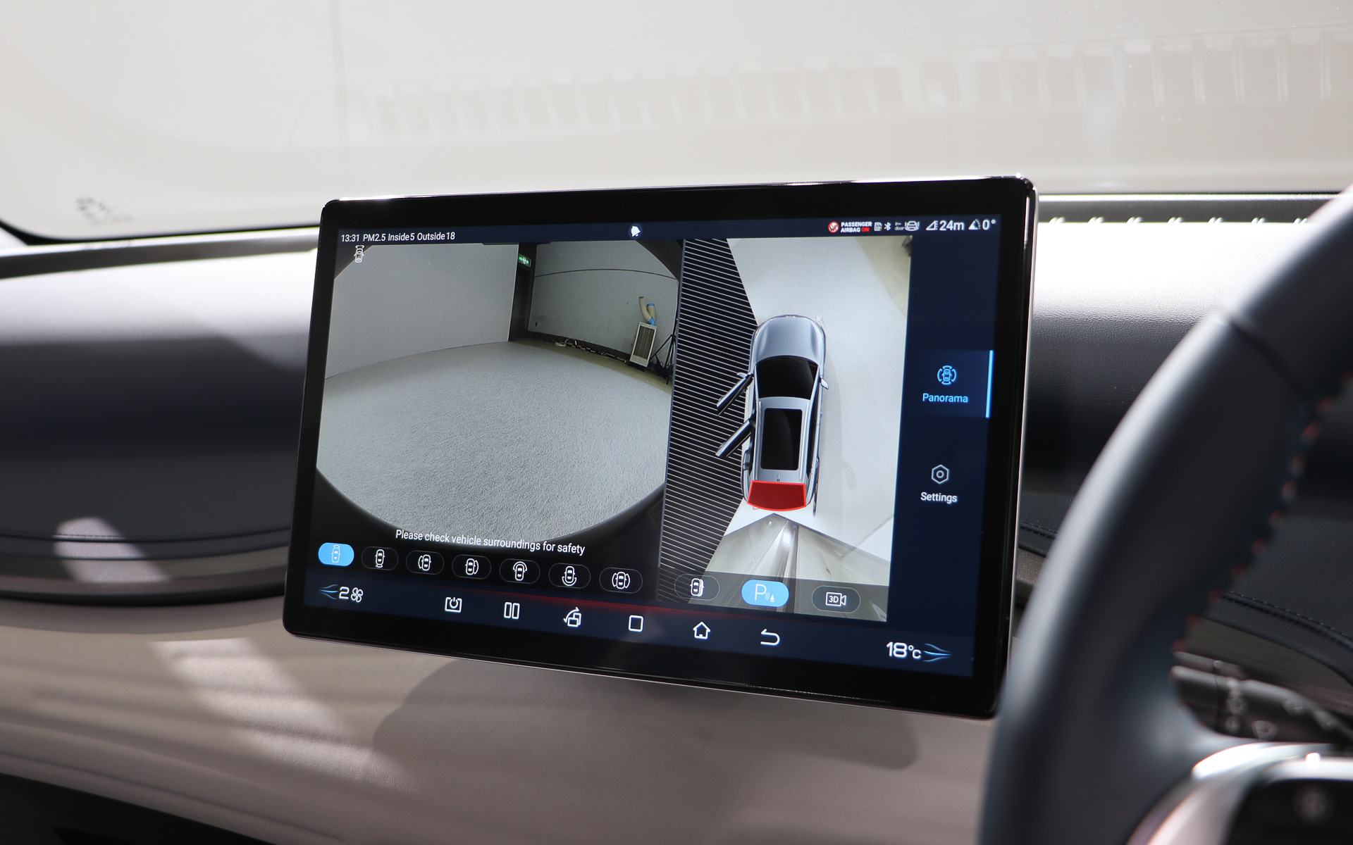 センターディスプレイはステアリングにあるボタンを押すだけで90度回転する