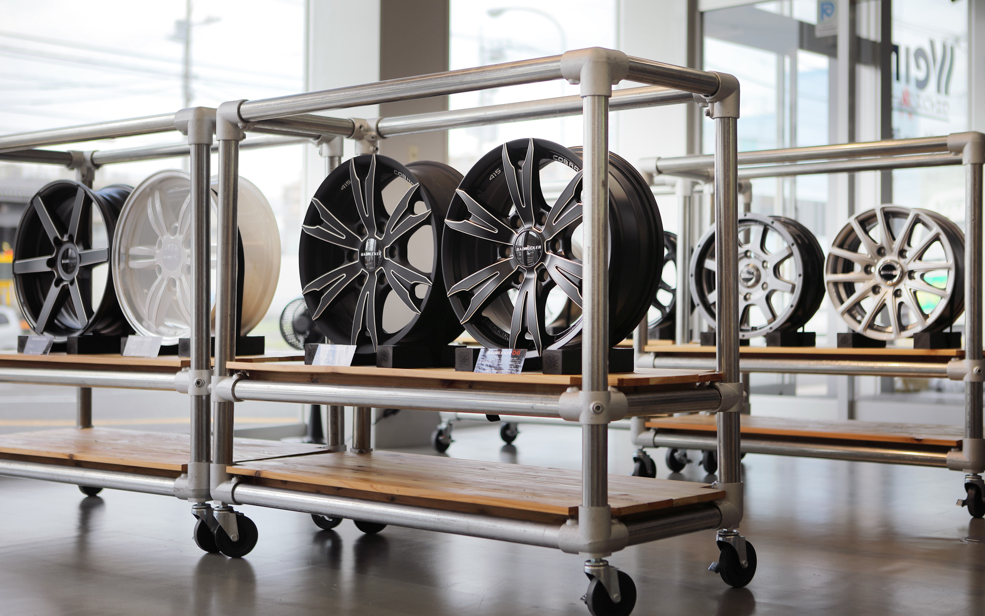 カスタマイズパーツ：ハイエースのドレスアップに応えるため、計14の⼈気メーカーのカスタマイズ製品を展示。中でも「415コブラ」は関西で⼈気を誇るハイエースカスタムパーツメーカーで、関東のトヨタ販売店で初となる常時販売を行なう。存在感が上がるアルミホイールやほかのクルマとオシャレに差をつけるテールレンズ、車内が明るく華やかになるシートカバー、収納性の高いコンソールボックスなどを揃える