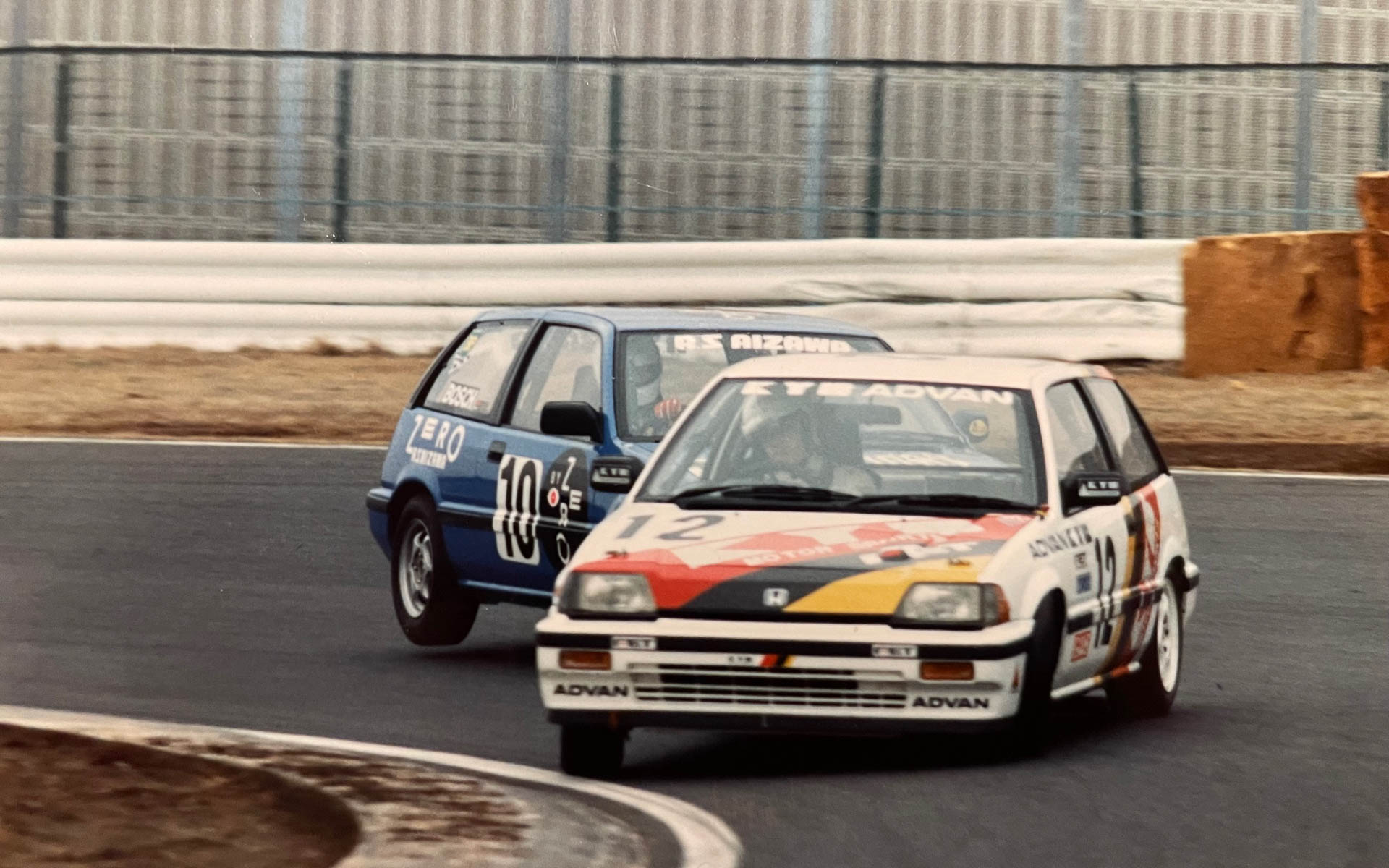 KYBカラーのAT型ワンダーシビック。こんなメチャクチャな走りしてました。後ろを走ってるのは酒井君だと思うけどビックリしたんじゃないでしょうか