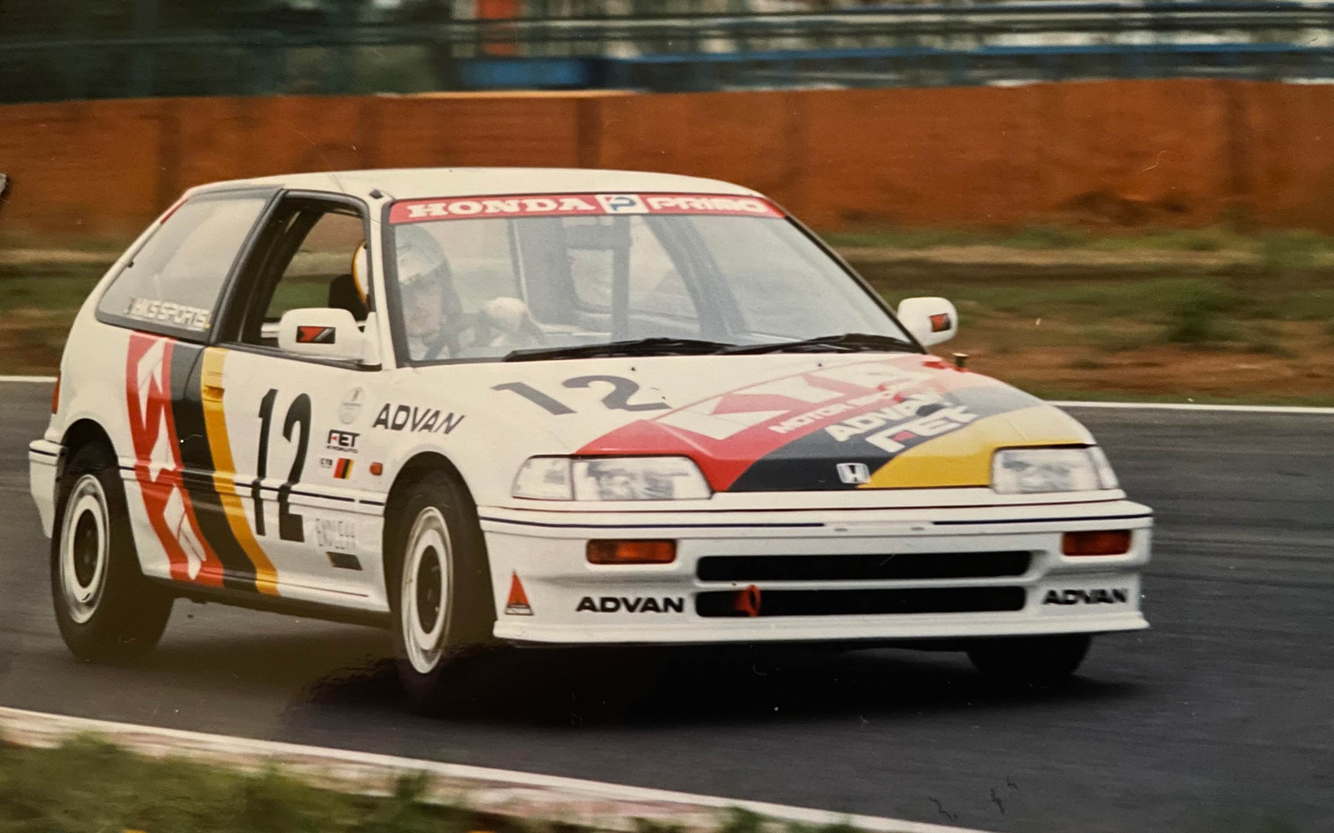 同じKYBカラーのEF型グランドシビック。大分姿勢が安定してきました