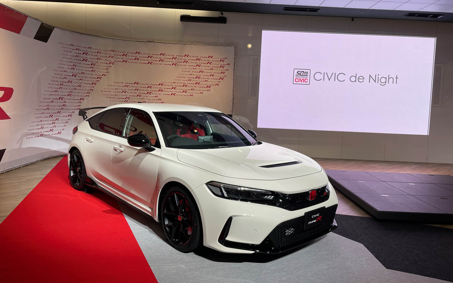 7月21日に発表されたシビック タイプRです。先代に比べるとスッキリしたのが特徴です。こんな速いクルマ、どんな景色が見えるんだろう