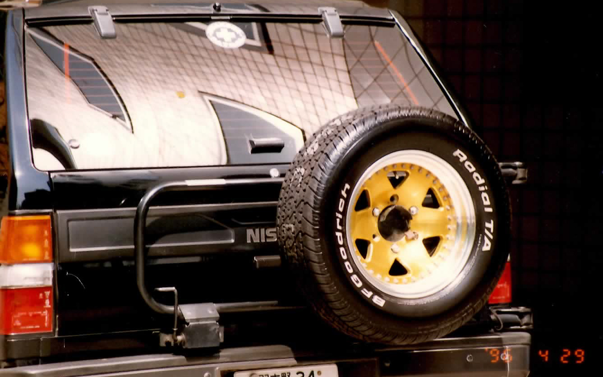 当時は洗車したら背面スペアタイヤにもタイヤワックス塗ってピカピカにしていました。でも当時はバックカメラがないから駐車するときは不便だったなぁ