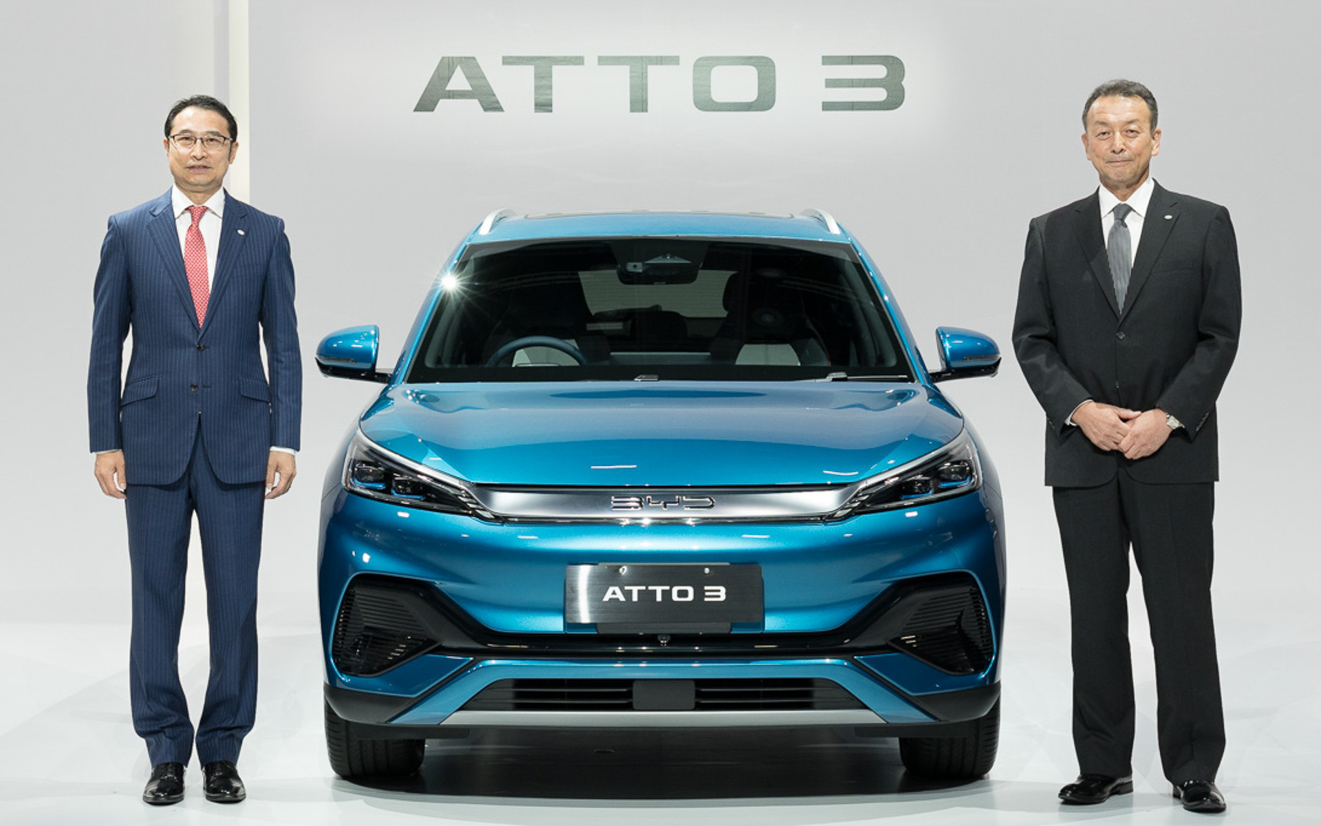 BYDジャパン株式会社 代表取締役社長 劉学亮氏（左）と、BYDジャパン株式会社 執行役員 兼 BYDオートジャパン株式会社 代表取締役社長の東福寺厚樹氏