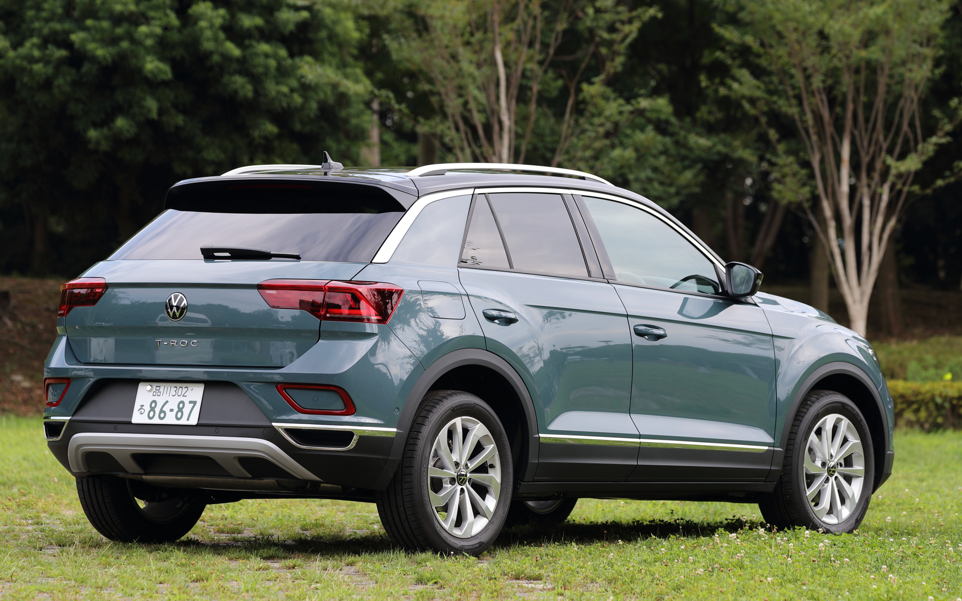 今回試乗したのは7月25日にマイナーチェンジして発売された「T-Roc」の「TSI Style」（417万9000円）。ボディサイズは4250×1825×1590（全長×全幅×全高）、ホイールベースは2590mm。ボディカラーは新色のペトローリアムブルーメタリックにブラックルーフのツートーンカラー