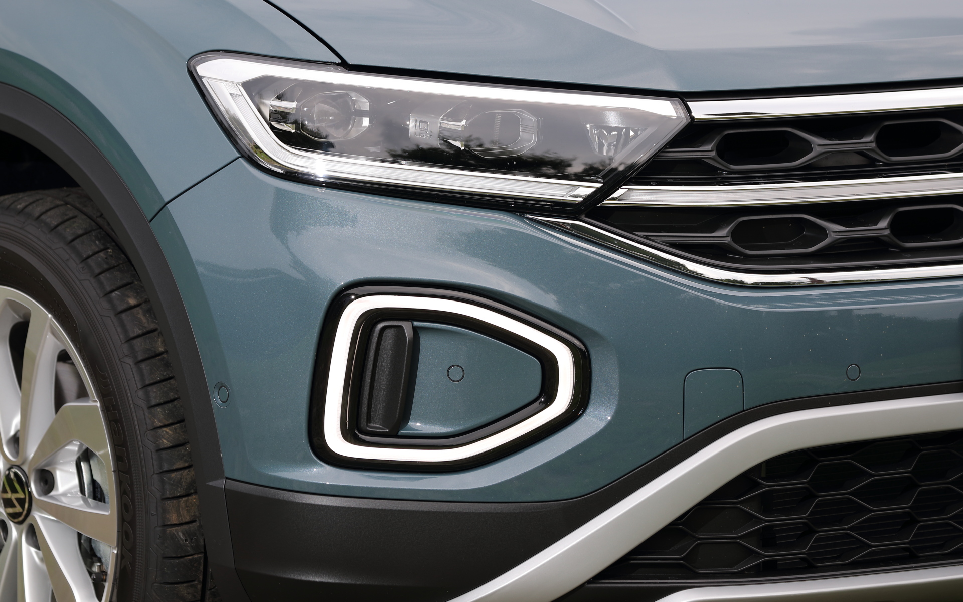 マイナーチェンジで前後バンパーの意匠変更が行なわれるとともに、ライトまわりのデザインを刷新。フロントグリルにはエンブレムを挟んで左右のヘッドライトに連なるLEDストリップを設置したほか、フロントバンパーには新デザインの六角形のデイタイムランニングライトを装備。LEDマトリックスヘッドライト「IQ. LIGHT」はベースグレードの「TSI Active」をのぞく全グレードに標準装備