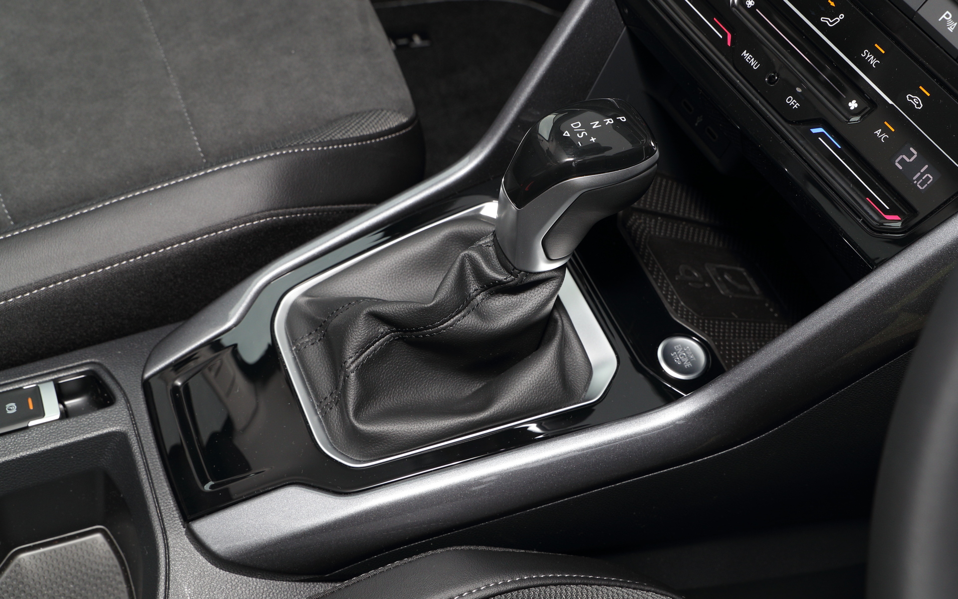 インテリアでは、ダッシュボードやドアトリムにステッチを施したソフト素材やレザレットを採用したのが新しく、質感が大きく向上した。また、インフォテイメントディスプレイをタブレットのように配置し、全グレードに標準装備するデジタルメータークラスターやタッチコントロール式のエアコン操作パネル（エアコンはアレルゲン除去機能付きフレッシュエアフィルターを採用）、さらに新デザインのステアリングなどによってモダンで先進的なインテリア空間を作り上げている