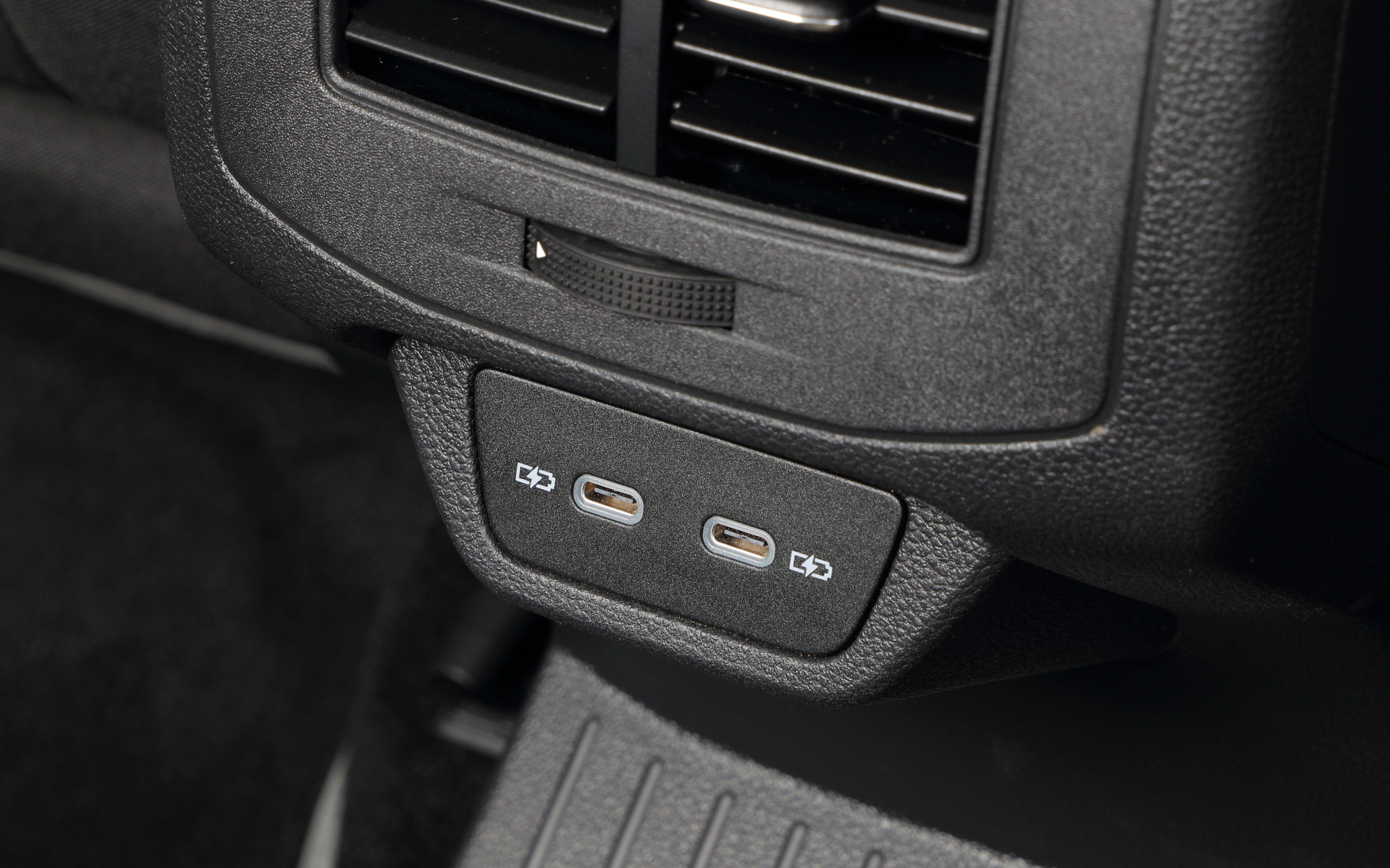 インテリアでは、ダッシュボードやドアトリムにステッチを施したソフト素材やレザレットを採用したのが新しく、質感が大きく向上した。また、インフォテイメントディスプレイをタブレットのように配置し、全グレードに標準装備するデジタルメータークラスターやタッチコントロール式のエアコン操作パネル（エアコンはアレルゲン除去機能付きフレッシュエアフィルターを採用）、さらに新デザインのステアリングなどによってモダンで先進的なインテリア空間を作り上げている