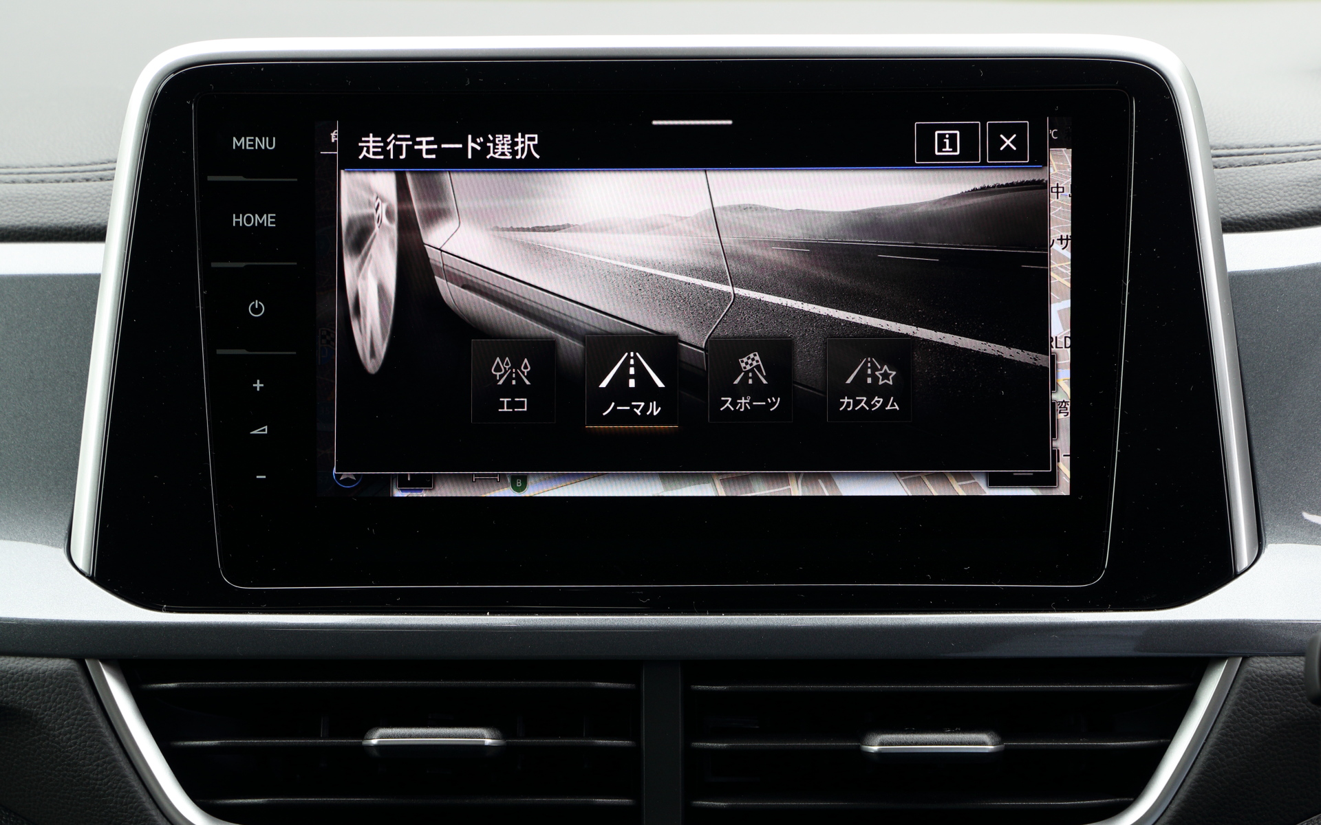 インテリアでは、ダッシュボードやドアトリムにステッチを施したソフト素材やレザレットを採用したのが新しく、質感が大きく向上した。また、インフォテイメントディスプレイをタブレットのように配置し、全グレードに標準装備するデジタルメータークラスターやタッチコントロール式のエアコン操作パネル（エアコンはアレルゲン除去機能付きフレッシュエアフィルターを採用）、さらに新デザインのステアリングなどによってモダンで先進的なインテリア空間を作り上げている