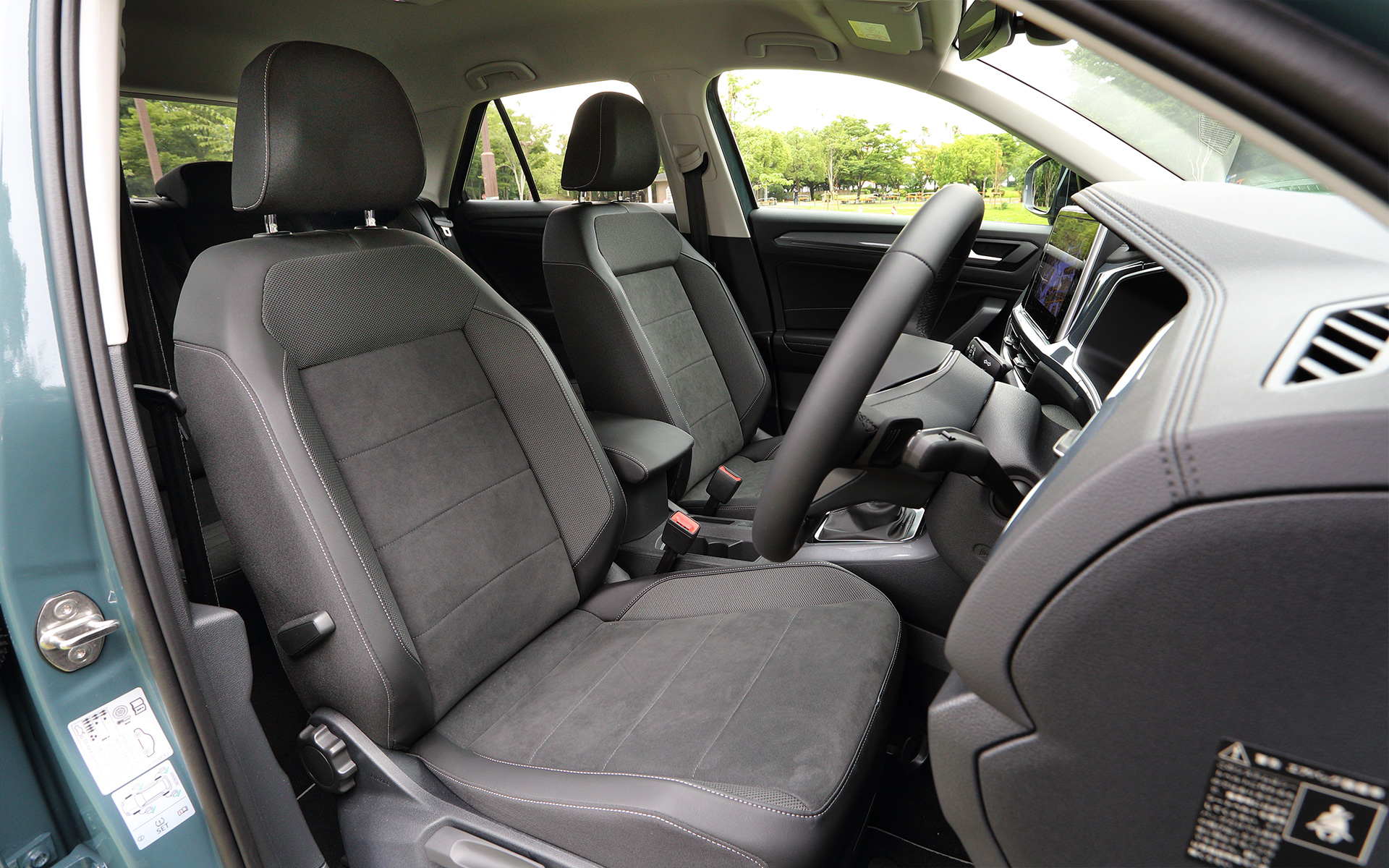 インテリアでは、ダッシュボードやドアトリムにステッチを施したソフト素材やレザレットを採用したのが新しく、質感が大きく向上した。また、インフォテイメントディスプレイをタブレットのように配置し、全グレードに標準装備するデジタルメータークラスターやタッチコントロール式のエアコン操作パネル（エアコンはアレルゲン除去機能付きフレッシュエアフィルターを採用）、さらに新デザインのステアリングなどによってモダンで先進的なインテリア空間を作り上げている