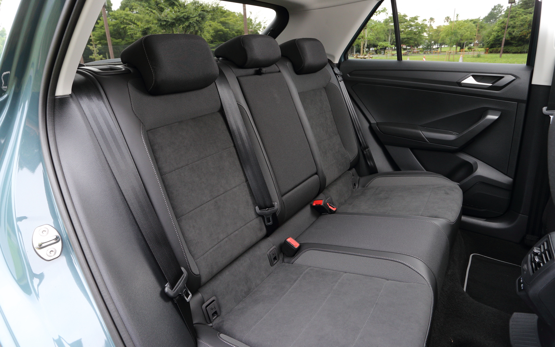 インテリアでは、ダッシュボードやドアトリムにステッチを施したソフト素材やレザレットを採用したのが新しく、質感が大きく向上した。また、インフォテイメントディスプレイをタブレットのように配置し、全グレードに標準装備するデジタルメータークラスターやタッチコントロール式のエアコン操作パネル（エアコンはアレルゲン除去機能付きフレッシュエアフィルターを採用）、さらに新デザインのステアリングなどによってモダンで先進的なインテリア空間を作り上げている