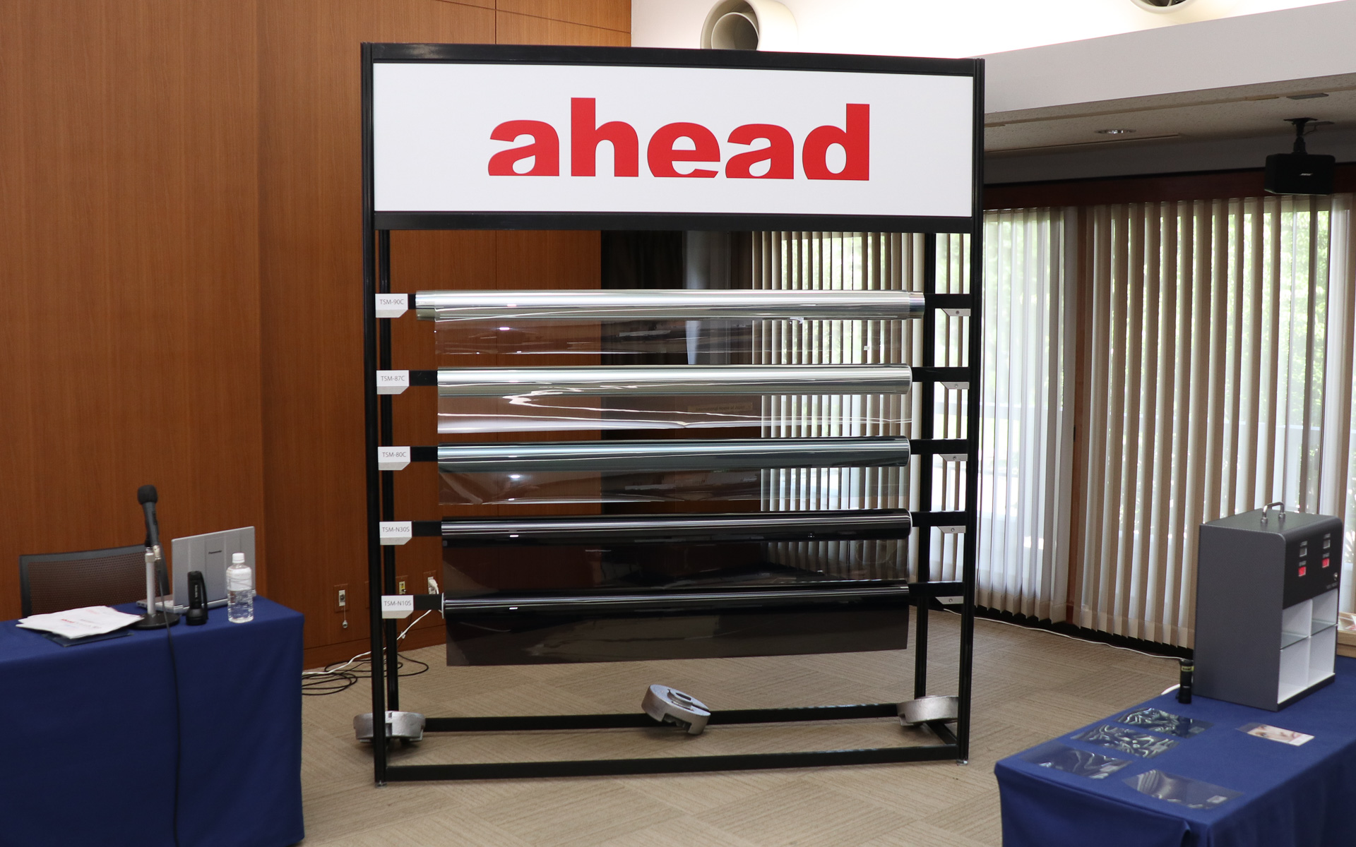 ヘイズ除去を実現し、UV全波長域100％カット、IRカット率96～99％を誇るaheadのウィンドウフィルム。前席3面に使用できるクリアタイプ3種類とスモークタイプ2種類の計5製品をラインアップ