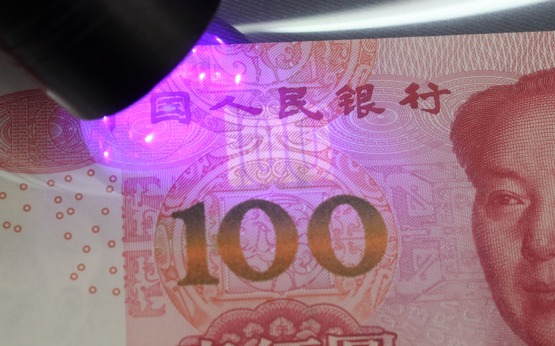 他社製品は100の数字が浮き上がっている