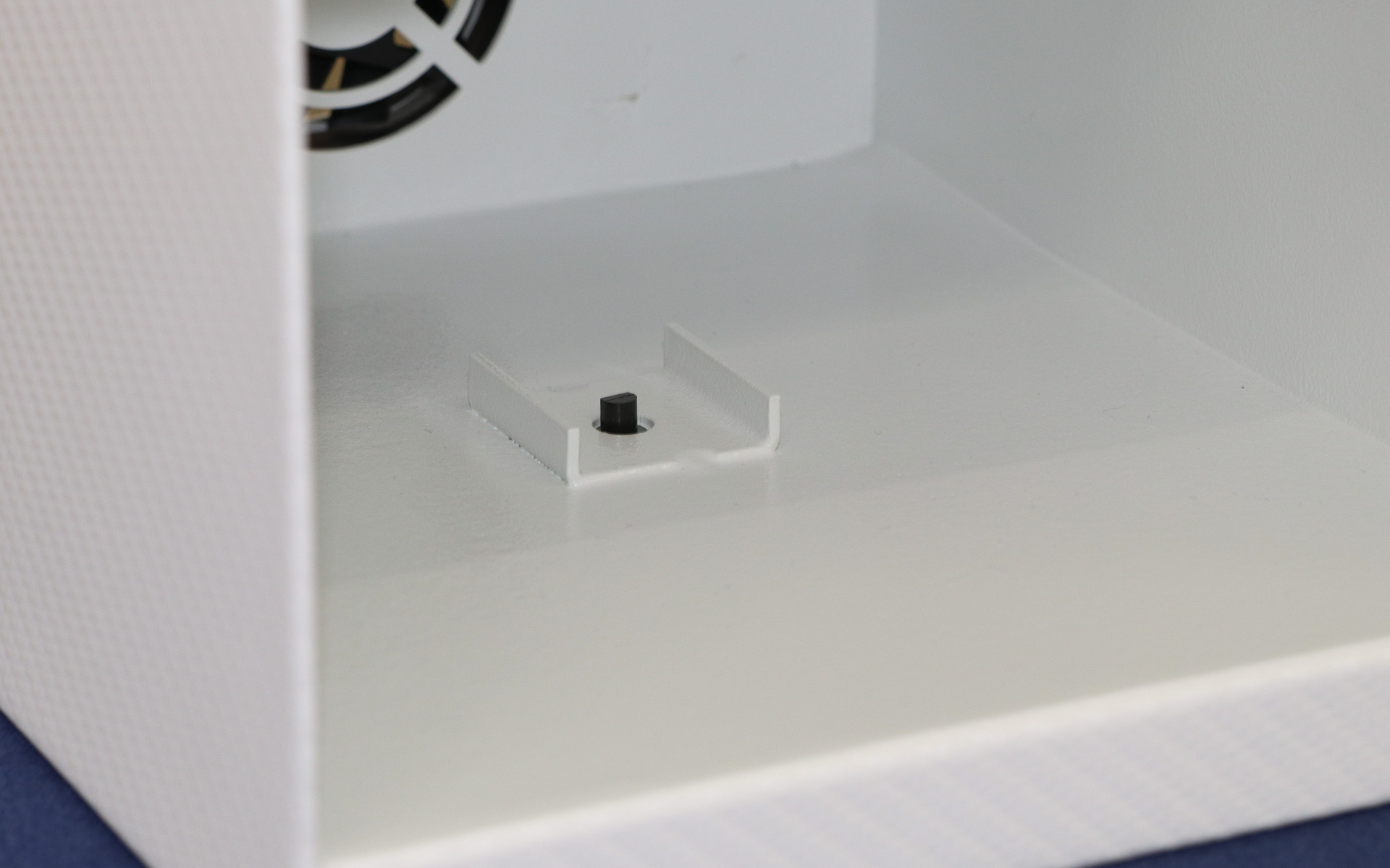 IRカット率のデモでは専用の計測器を使用。左右に仕切られた計測スペースの下側に温度センサーが設置されて「上昇温度」「室内温度」を計測。実際に手を入れて温度の違いも体感できる