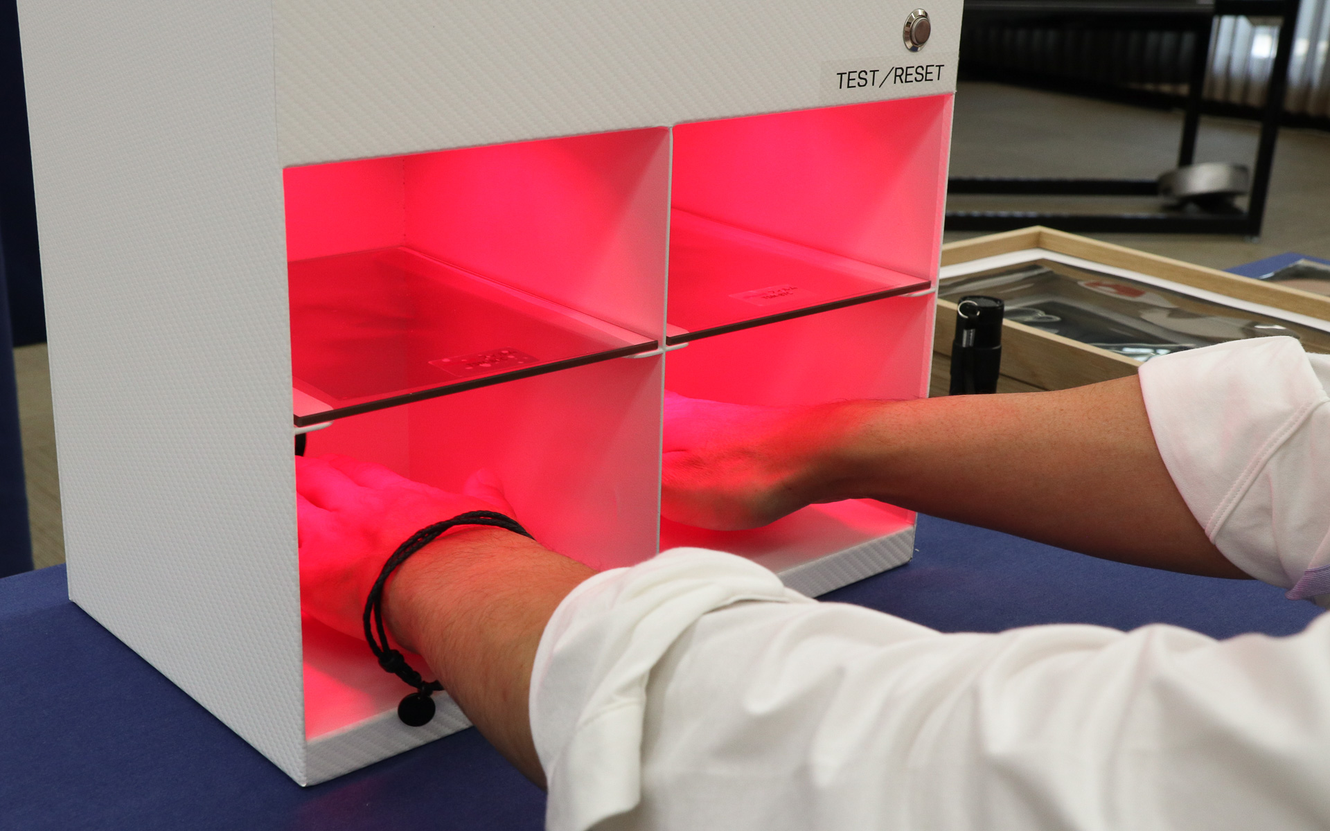 IRカット率のデモでは専用の計測器を使用。左右に仕切られた計測スペースの下側に温度センサーが設置されて「上昇温度」「室内温度」を計測。実際に手を入れて温度の違いも体感できる