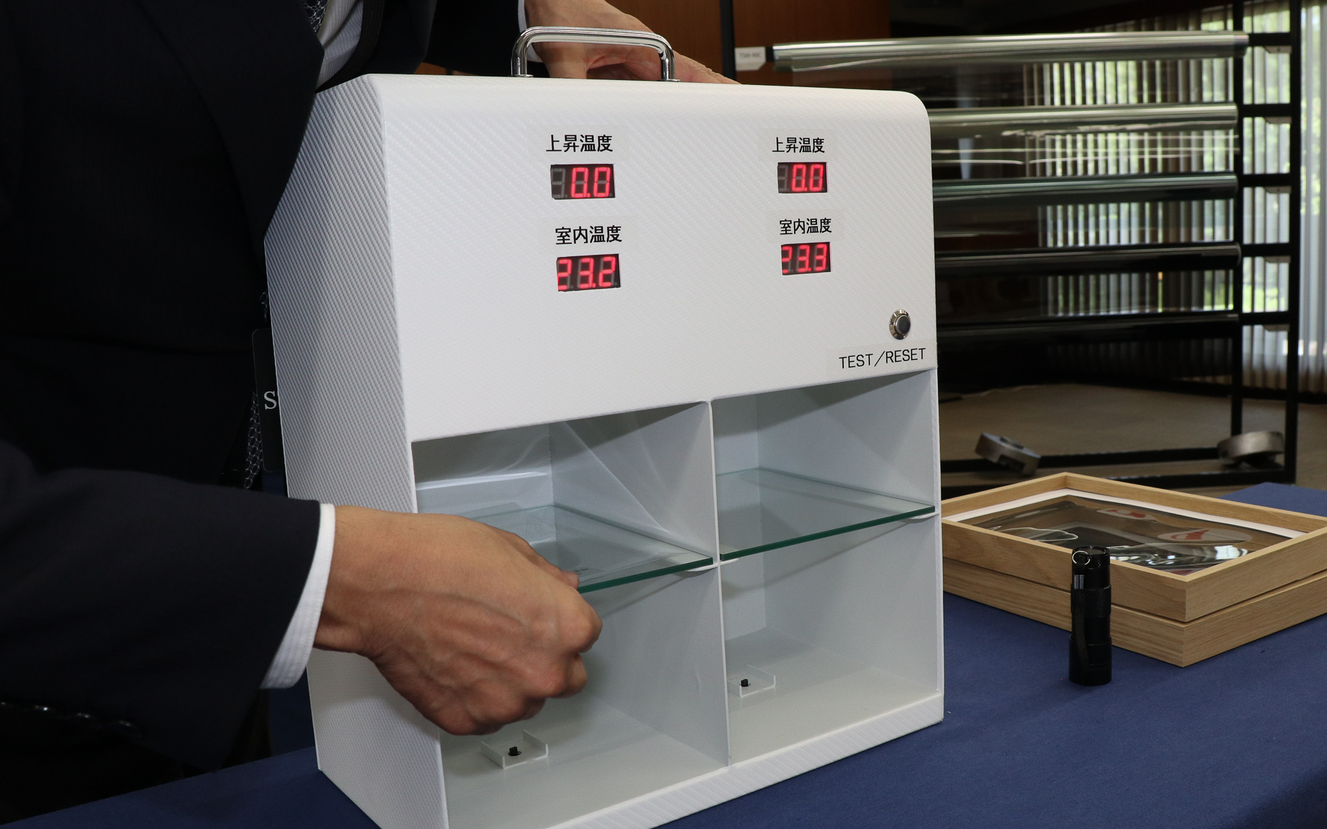 左右どちらにも無加工のガラスを置いた状態で、左側だけにTSM-90Cを設置。1分間のIR照射でガラスだけの右側は7.2℃温度上昇したが、TSM-90Cを置いた左側は2.0℃上昇に留まっている