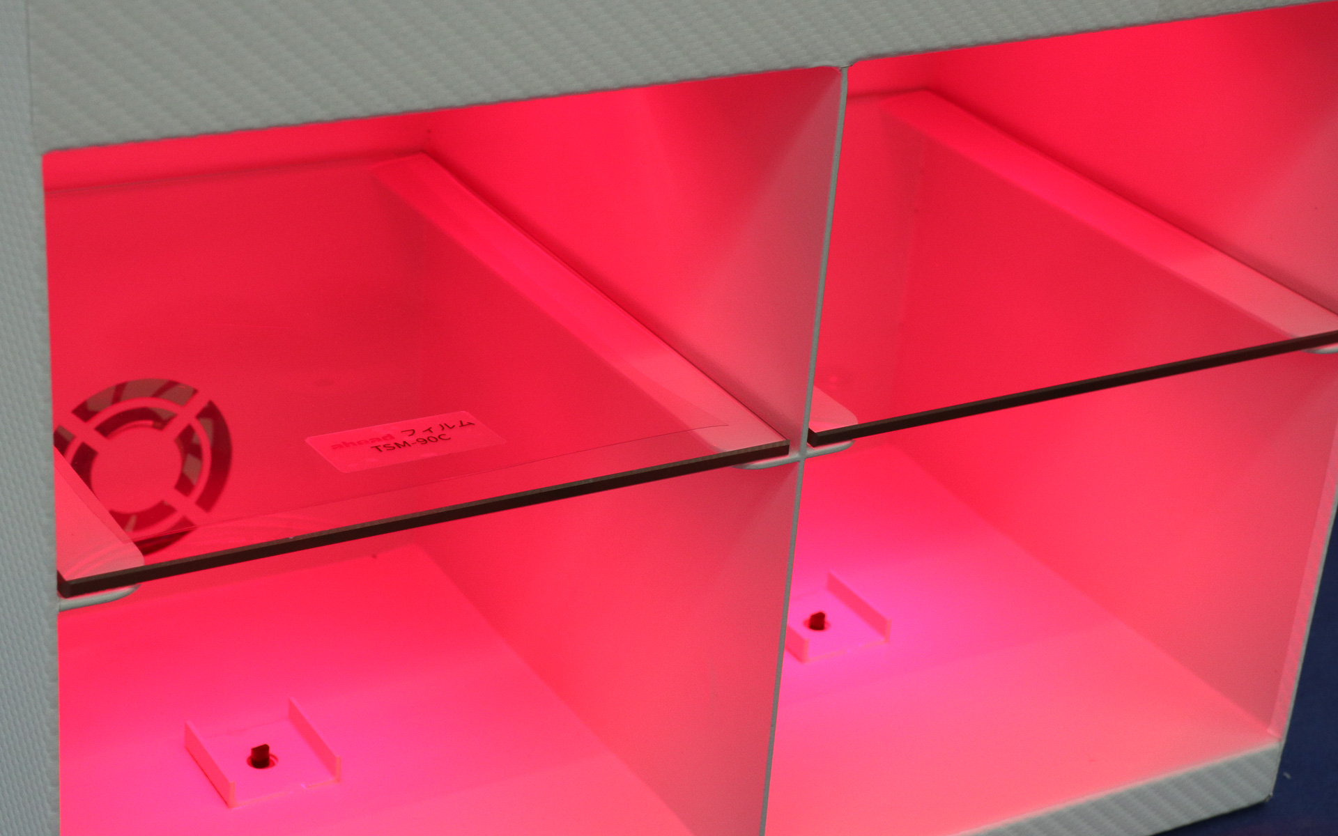 左右どちらにも無加工のガラスを置いた状態で、左側だけにTSM-90Cを設置。1分間のIR照射でガラスだけの右側は7.2℃温度上昇したが、TSM-90Cを置いた左側は2.0℃上昇に留まっている