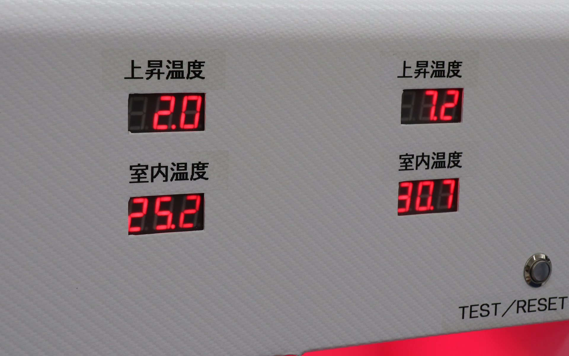 左右どちらにも無加工のガラスを置いた状態で、左側だけにTSM-90Cを設置。1分間のIR照射でガラスだけの右側は7.2℃温度上昇したが、TSM-90Cを置いた左側は2.0℃上昇に留まっている