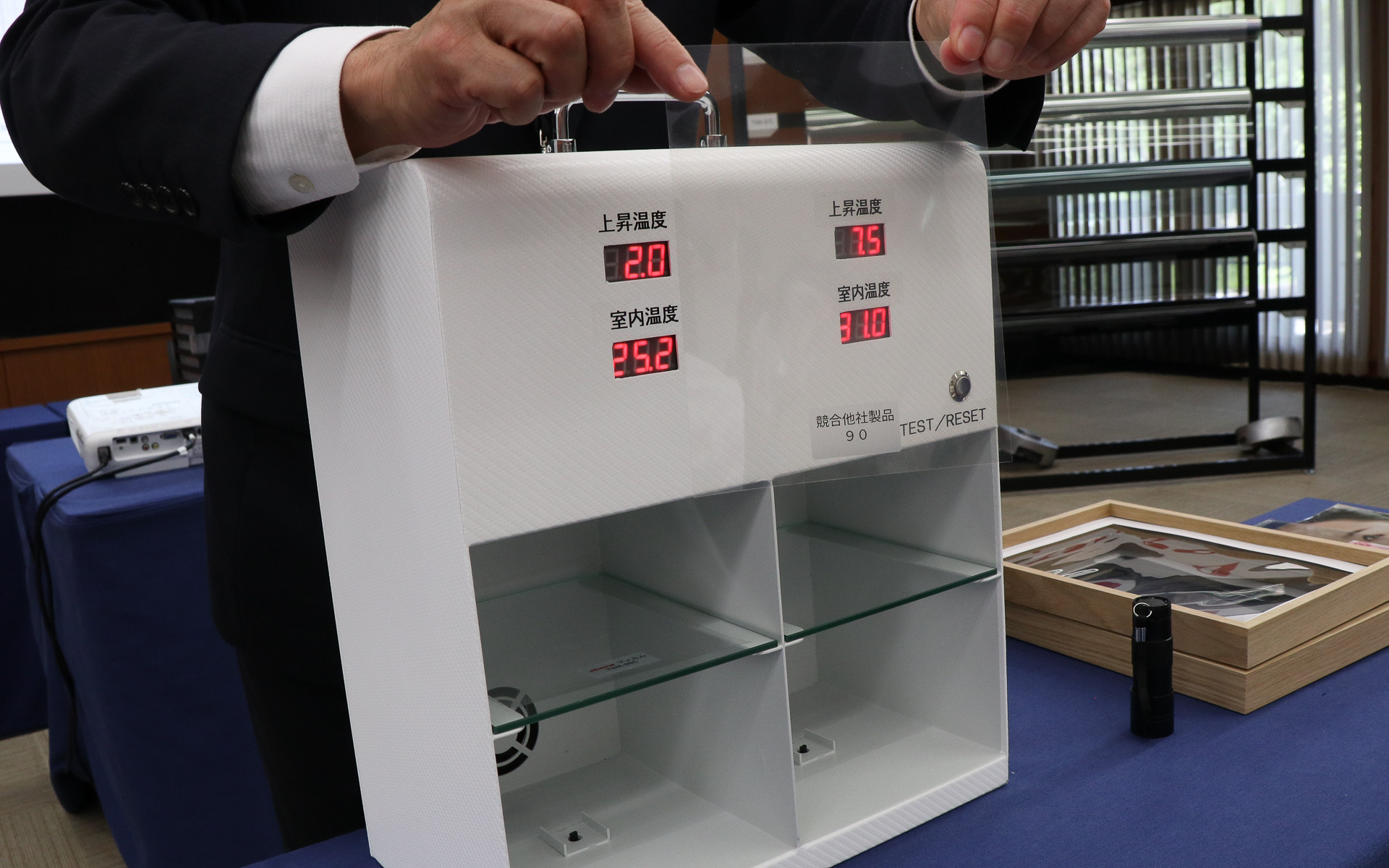 続いて右側に、TSM-90Cと同じ可視光線透過率90％の他社製品を設置して1分間IR照射。右側の温度上昇は5.5℃に抑制されたが、同じ可視光線透過率90％でもTSM-90Cの方がより高い遮熱性能を発揮している