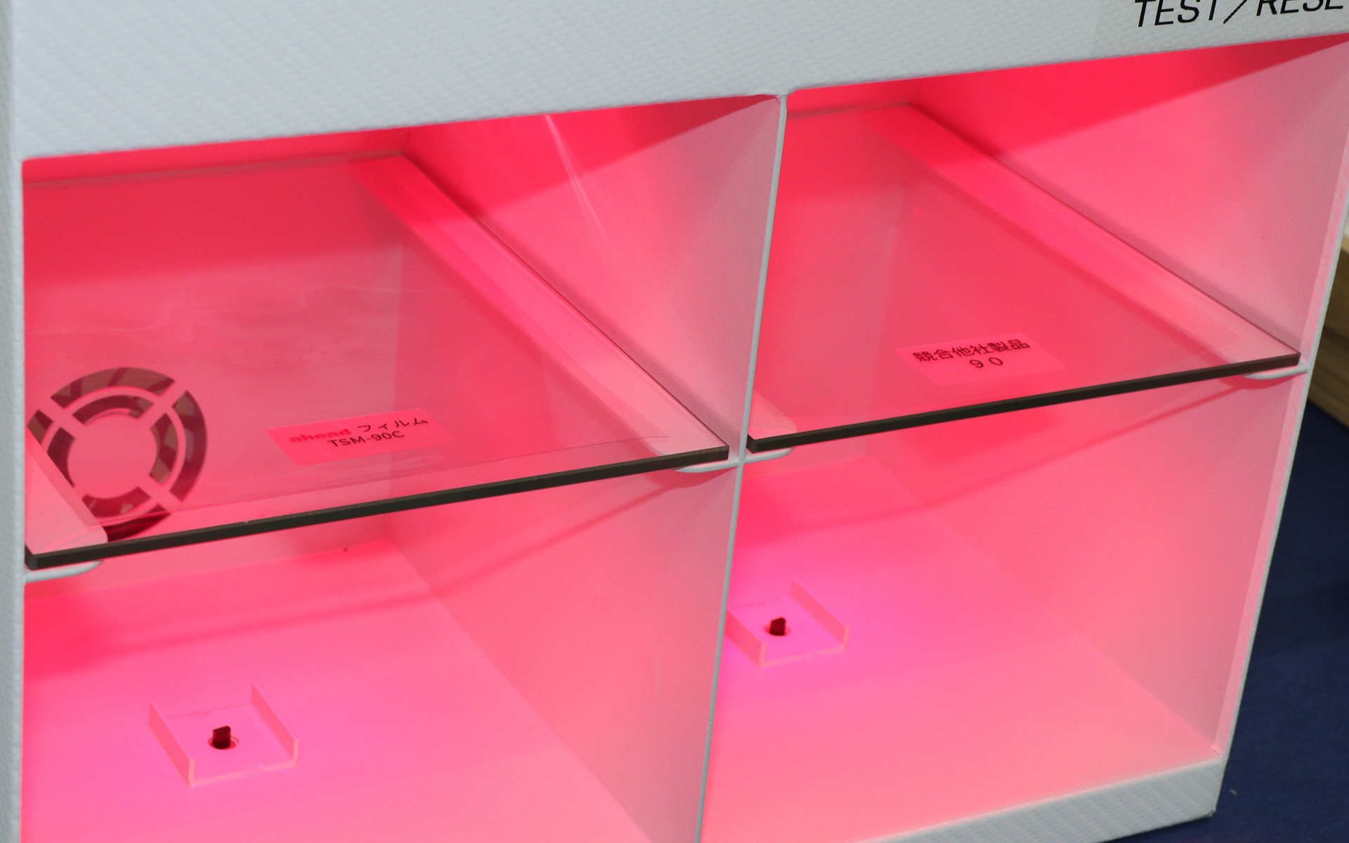 続いて右側に、TSM-90Cと同じ可視光線透過率90％の他社製品を設置して1分間IR照射。右側の温度上昇は5.5℃に抑制されたが、同じ可視光線透過率90％でもTSM-90Cの方がより高い遮熱性能を発揮している