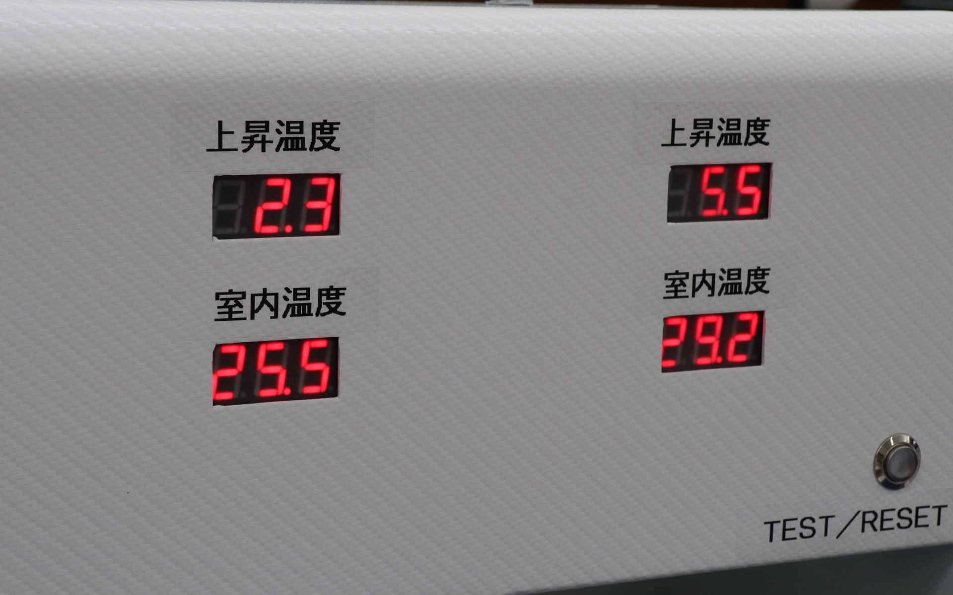 続いて右側に、TSM-90Cと同じ可視光線透過率90％の他社製品を設置して1分間IR照射。右側の温度上昇は5.5℃に抑制されたが、同じ可視光線透過率90％でもTSM-90Cの方がより高い遮熱性能を発揮している