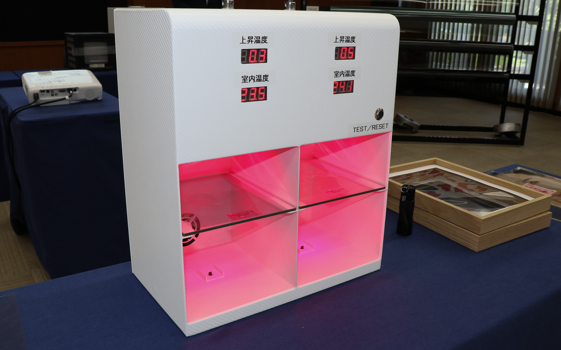 設置するシートをaheadのTSM-80C（左）とTSM-87C（右）に変更したデモ。IRカット率はTSM-80Cが96％、TSM-87Cが99％だが、温度上昇はTSM-80Cが1.1℃、TSM-87Cが2.2℃で逆転。最高点であるIRカット率だけでは遮熱性能を判断できないことを示している