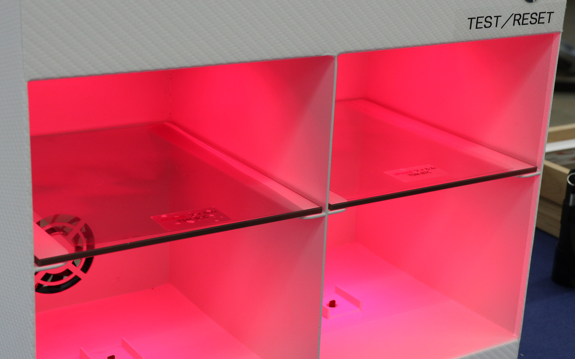 設置するシートをaheadのTSM-80C（左）とTSM-87C（右）に変更したデモ。IRカット率はTSM-80Cが96％、TSM-87Cが99％だが、温度上昇はTSM-80Cが1.1℃、TSM-87Cが2.2℃で逆転。最高点であるIRカット率だけでは遮熱性能を判断できないことを示している