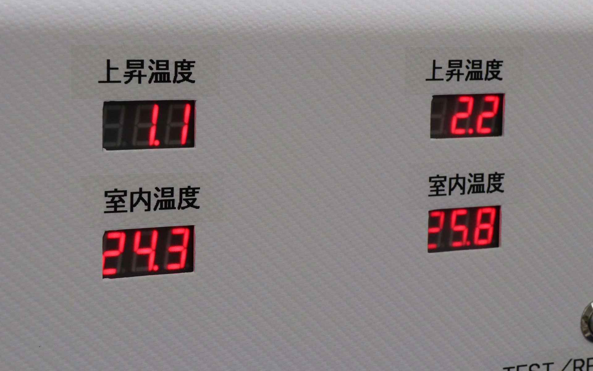 設置するシートをaheadのTSM-80C（左）とTSM-87C（右）に変更したデモ。IRカット率はTSM-80Cが96％、TSM-87Cが99％だが、温度上昇はTSM-80Cが1.1℃、TSM-87Cが2.2℃で逆転。最高点であるIRカット率だけでは遮熱性能を判断できないことを示している