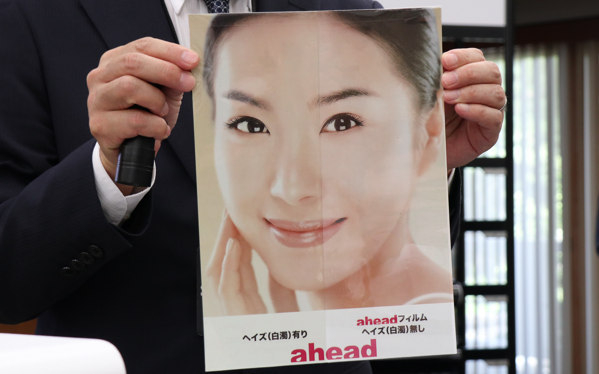 左に他社製ウィンドウフィルム、右にaheadのウィンドウフィルムを貼った写真パネル