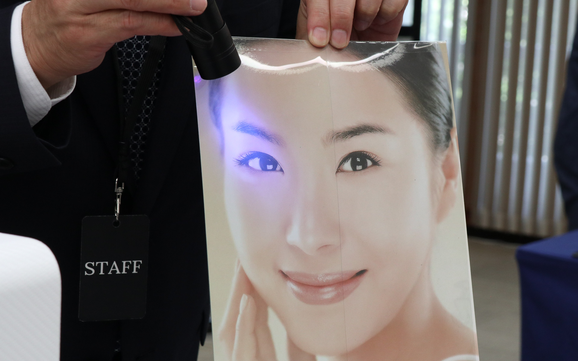 ブラックライトのUV光を当てると左側の他社製品は白っぽい反射で写真が見えにくくなるが、ahead製品を貼った右側は写真がクリアなままとなっている