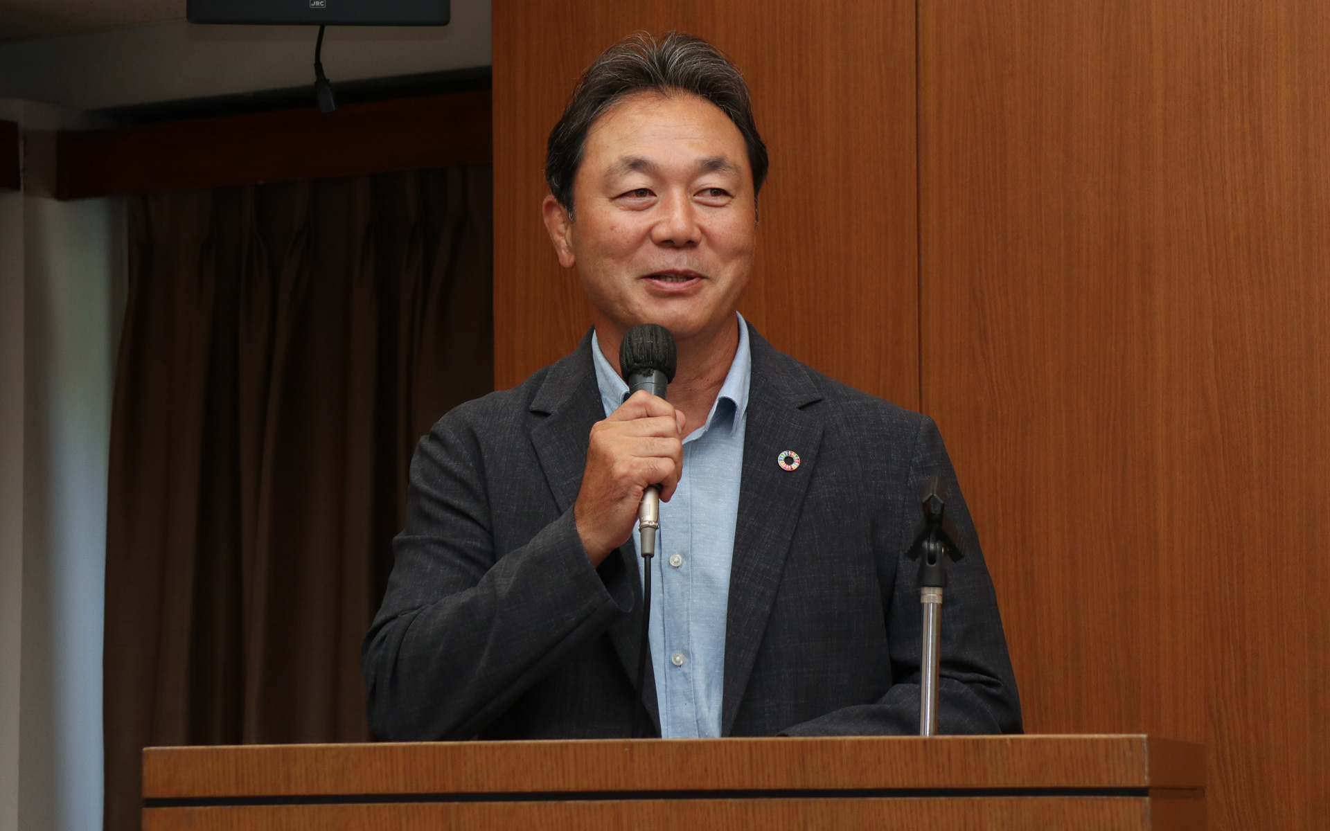 セミナー終了のあいさつに立った株式会社ahead 取締役 清宮克幸氏。「いかがだったでしょうか。凄い、面白いといった感想を持っていただけたかと思います。われわれはこの商品で世の中をよくするために頑張ってまいります」とコメントした